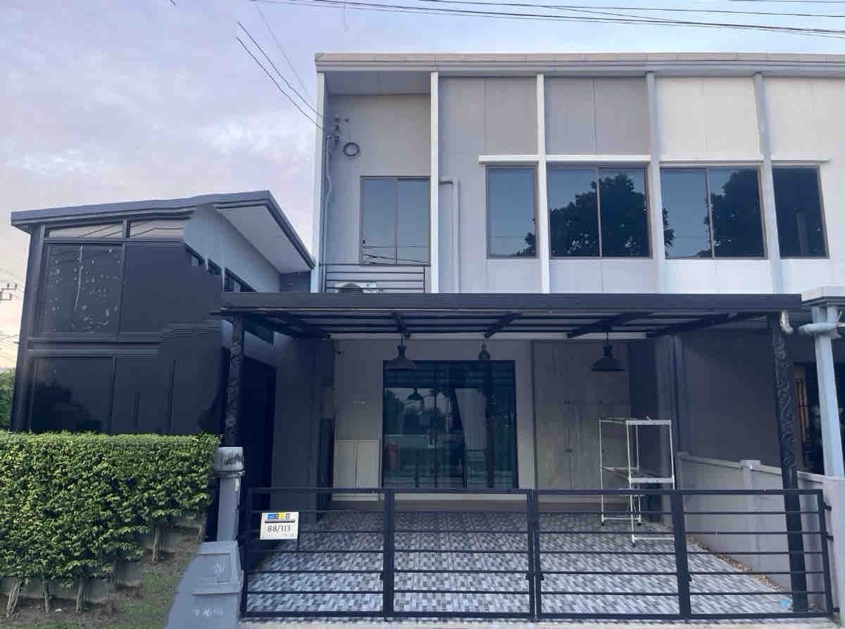 ขายทาวน์โฮมพัฒนาการ ศรีนครินทร์ : 🚩ขายทาวน์โฮมหรู หมู่บ้านพลีโน่ พระราม 9 กรุงเทพกรีฑา 1 หัวมุม 43 ตารางวา วิวสระว่ายน้ำ 5 ห้องนอน 3 ห้องน้ำ