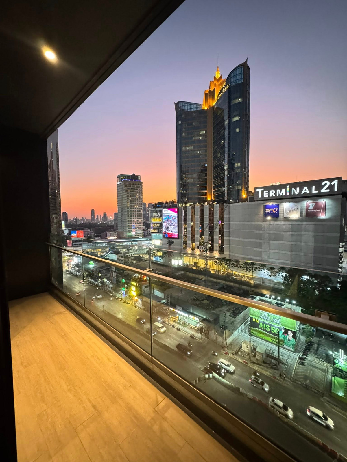 For RentCondoSukhumvit, Asoke, Thonglor : Celes Asoke Condo, convenient travel, close to BTS, there is a shuttle, beautiful room, fully furnished, ready to move in!