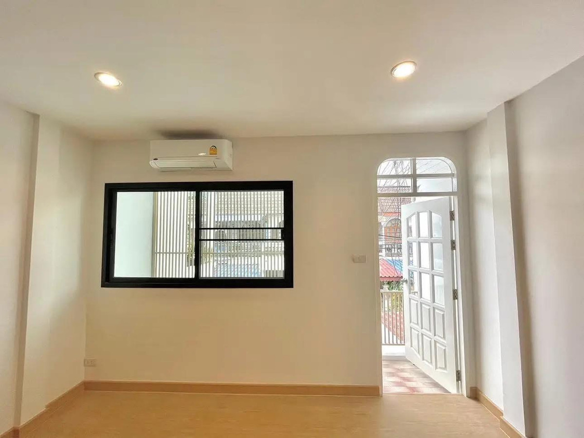 For RentTownhomeLadprao101, Happy Land, The Mall Bang Kapi : Townhome for rent, newly renovated Sena Villa 84 Village, Happyland Bang Kapi Soi 23, near The Mall Bang Kapi.