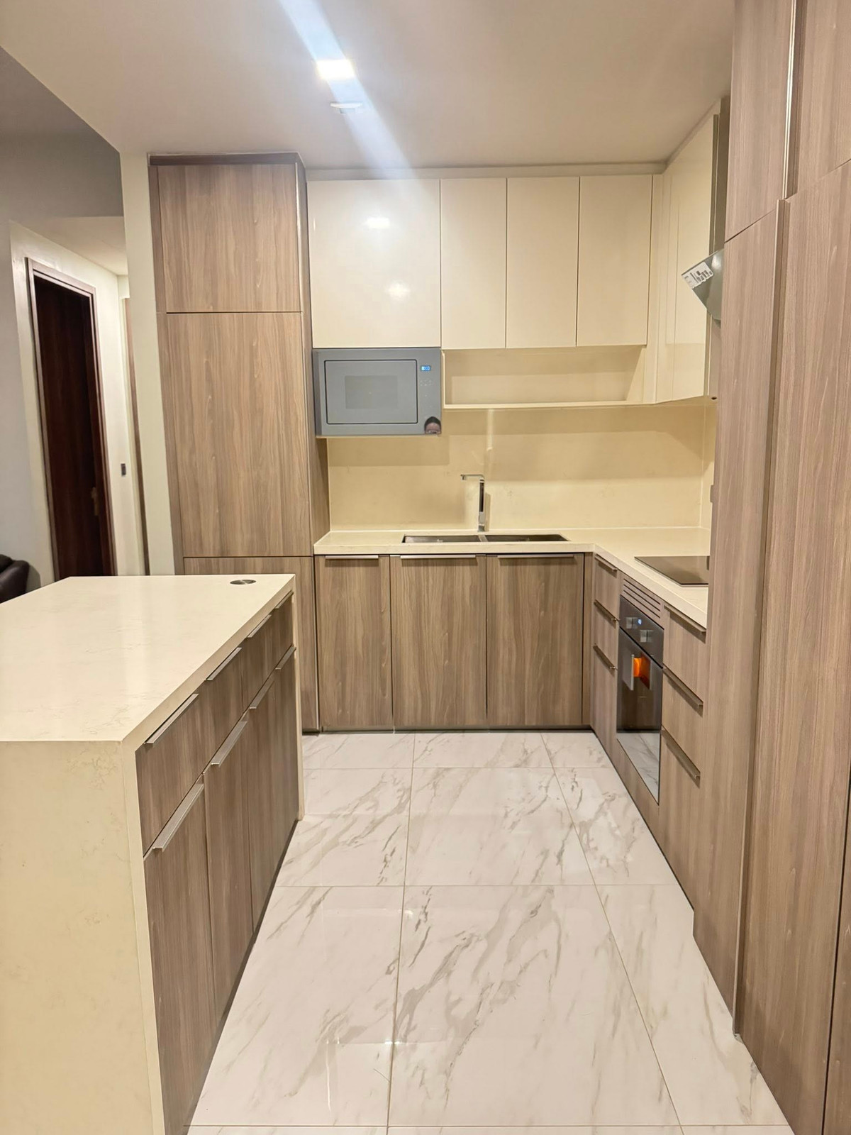 For RentCondoSukhumvit, Asoke, Thonglor : Celes Asoke Condo, convenient travel, close to BTS, there is a shuttle, beautiful room, fully furnished, ready to move in!