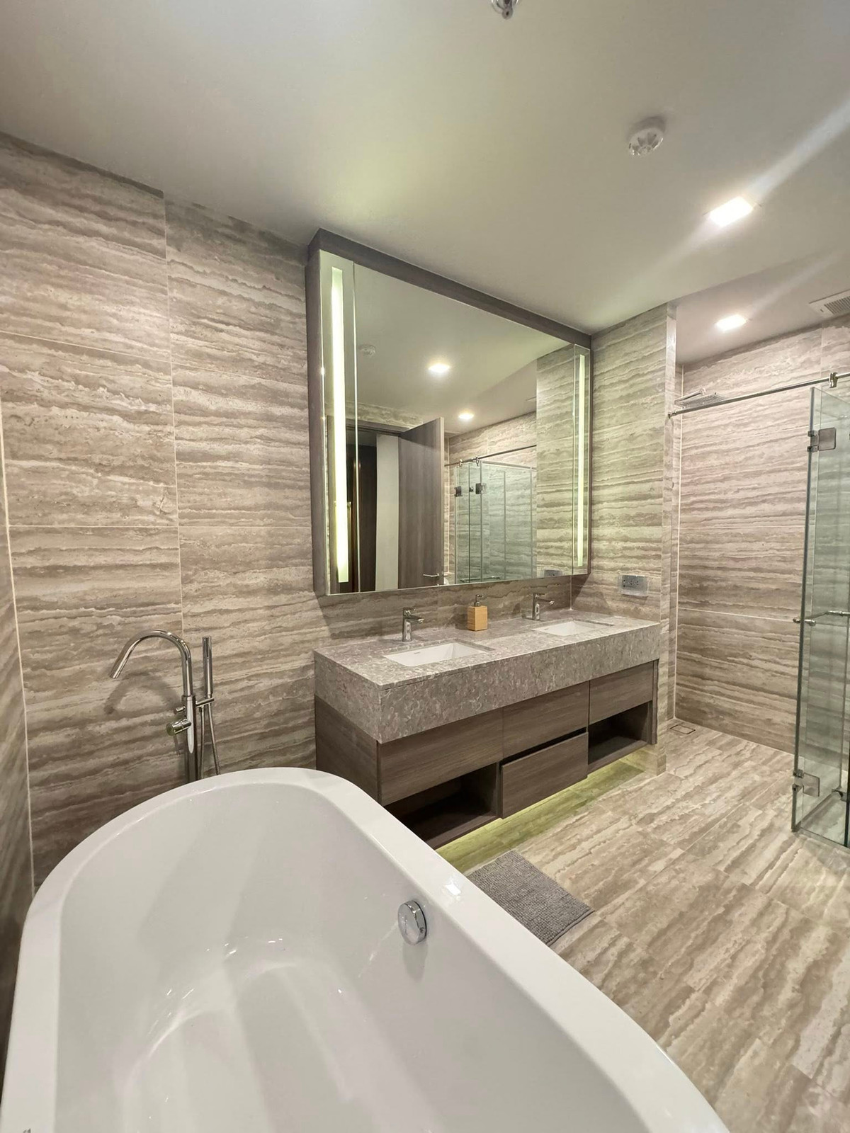 For RentCondoSukhumvit, Asoke, Thonglor : Celes Asoke Condo, convenient travel, close to BTS, there is a shuttle, beautiful room, fully furnished, ready to move in!