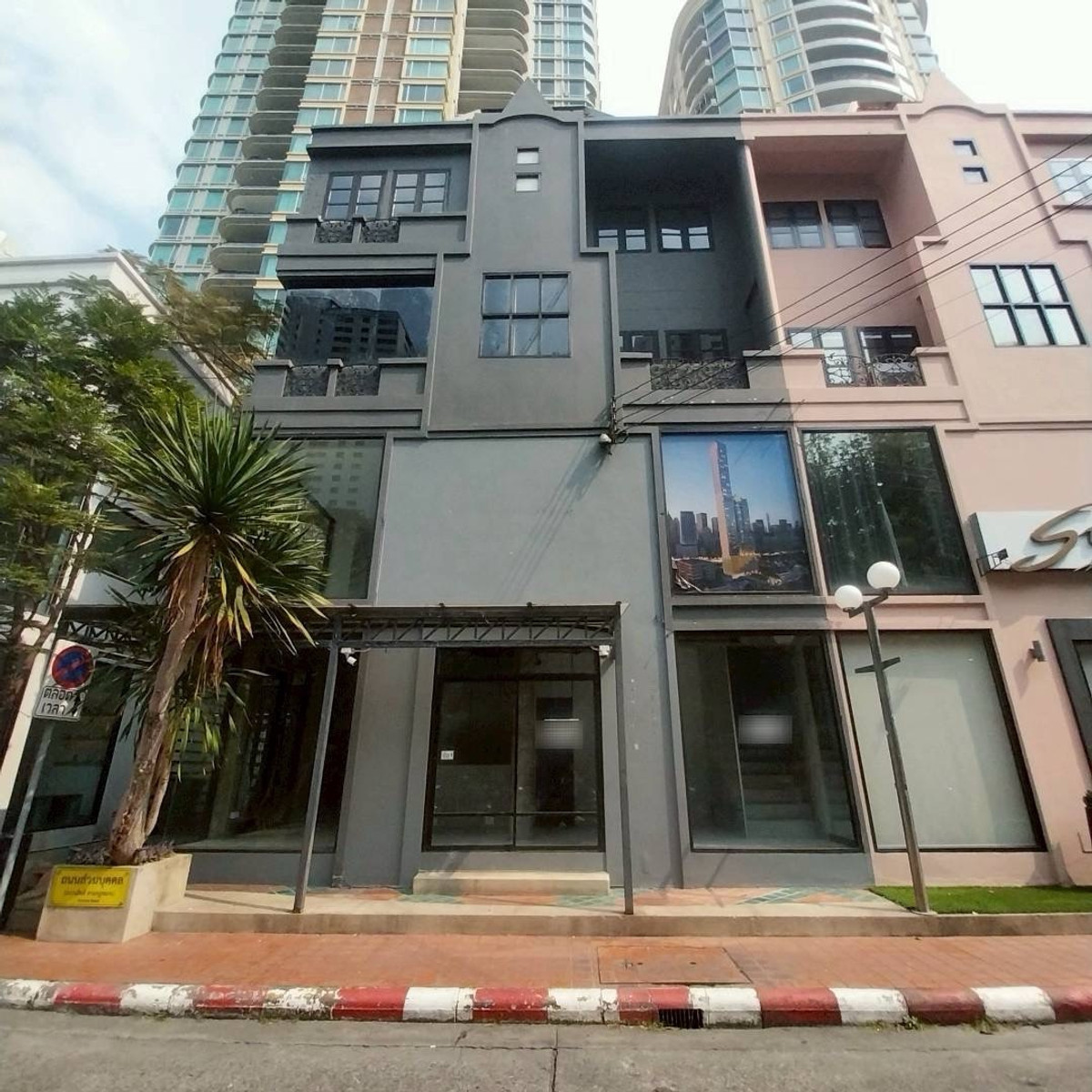For RentShop HouseSukhumvit, Asoke, Thonglor : For rent, 1 commercial building, Soi Sukhumvit 23, Asoke, Watthana District, Bangkok.