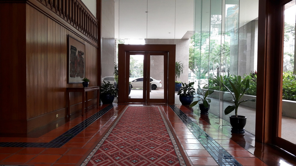 ขายคอนโดวิทยุ ชิดลม หลังสวน : Somkid Gardens Condo , Contact 062-496-6454