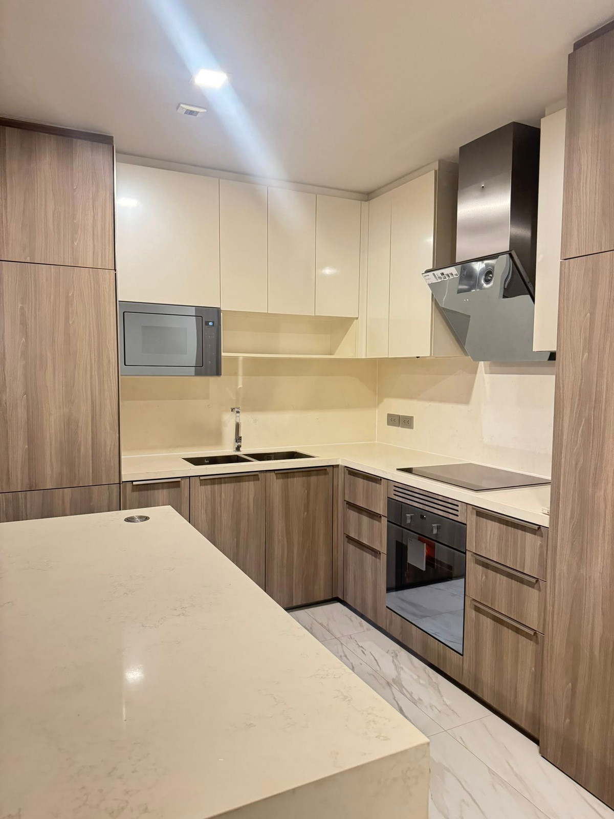 For RentCondoSukhumvit, Asoke, Thonglor : Celes Asoke Condo, convenient travel, close to BTS, there is a shuttle, beautiful room, fully furnished, ready to move in!