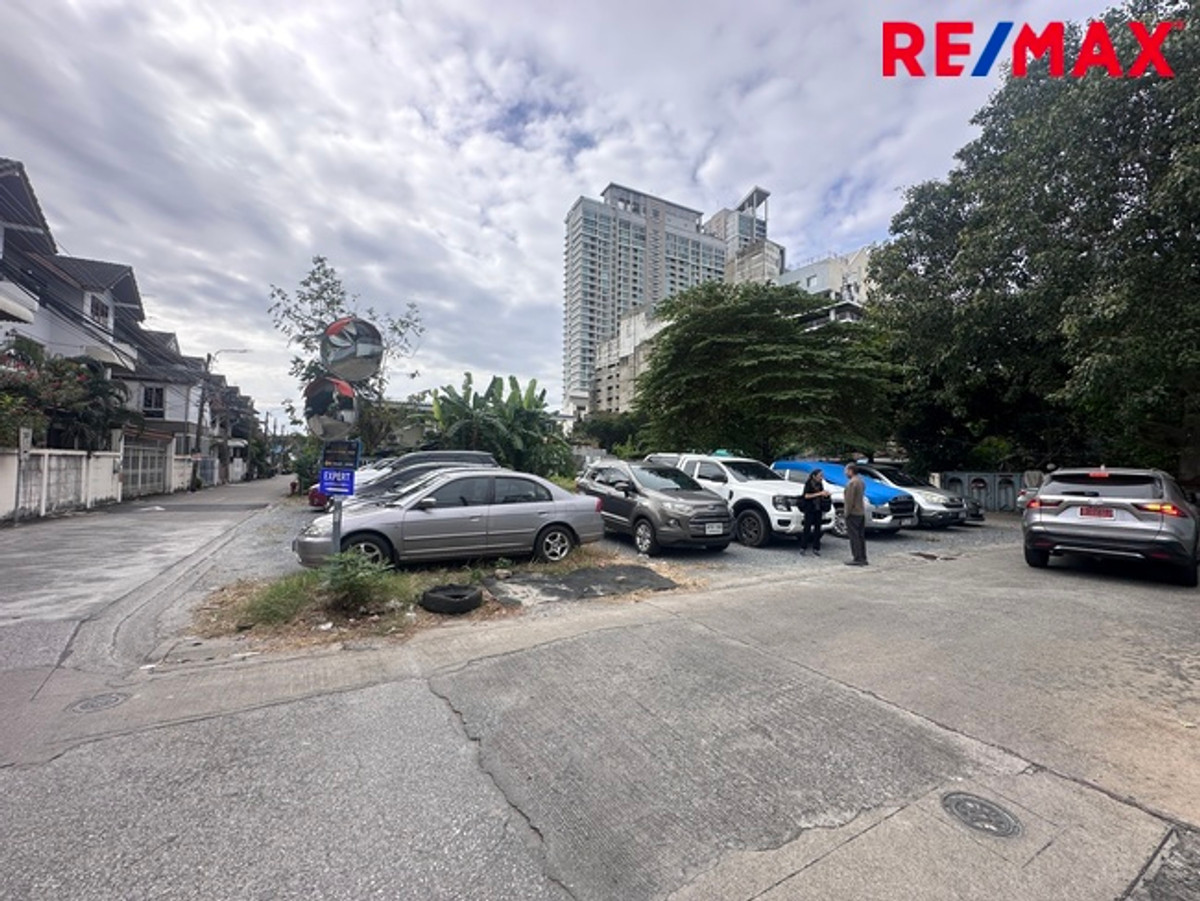 ขายที่ดินลาดพร้าว เซ็นทรัลลาดพร้าว : ที่ดินแปลงมุม ลาดพร้าว 34 แยก 1 — แปลงสวยที่สุดในย่านนี้ หันทิศมงคล เหมาะสร้างบ้านหรือโฮมออฟฟิศ เนื้อที่ดิน 106 ตรว. 