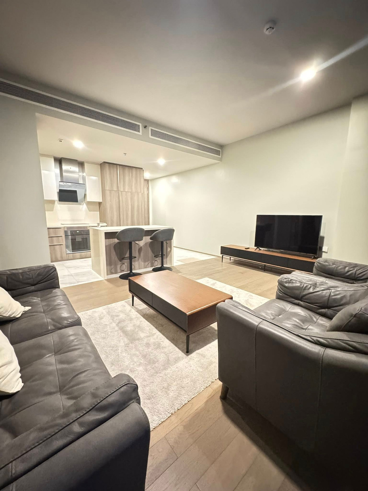 For RentCondoSukhumvit, Asoke, Thonglor : Celes Asoke Condo, convenient travel, close to BTS, there is a shuttle, beautiful room, fully furnished, ready to move in!