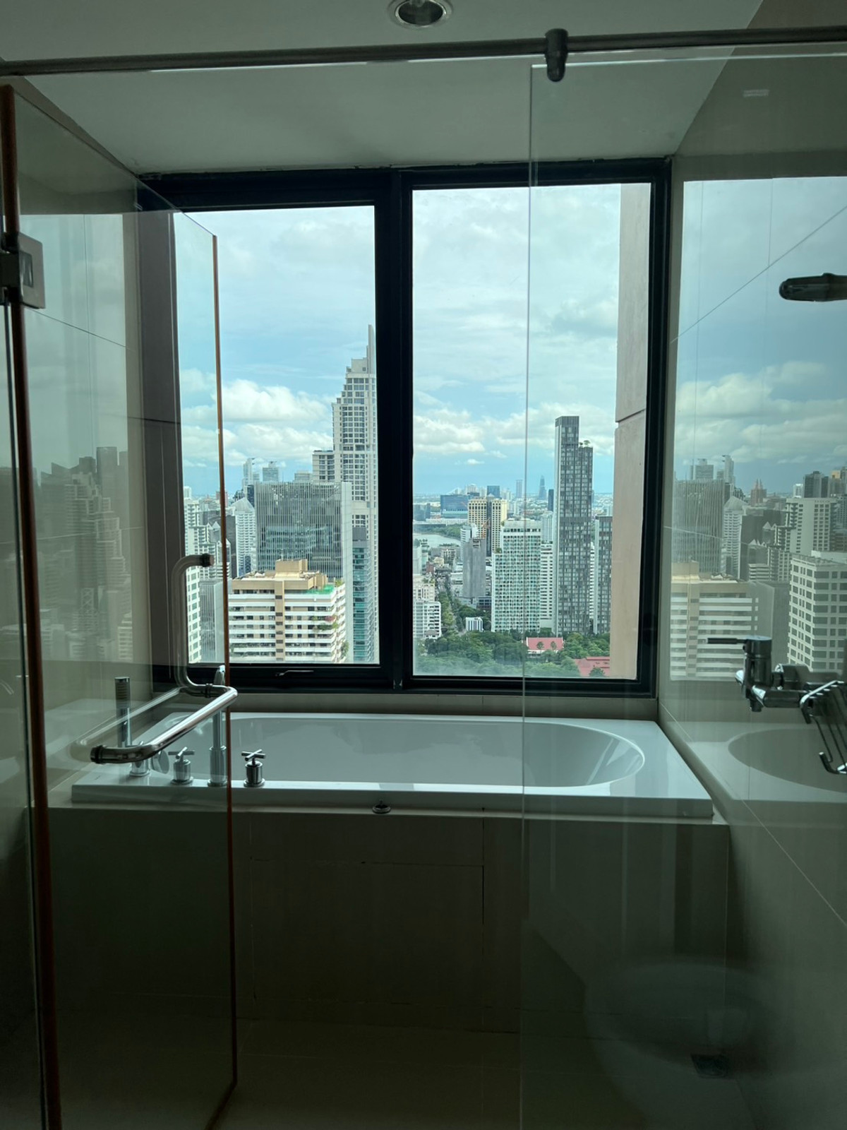 ขายคอนโดพระราม 9 เพชรบุรีตัดใหม่ RCA : คอนโด 5 ห้องนอนวิวสวย ที่ VILLA ASOKE , Contact 062-496-6454