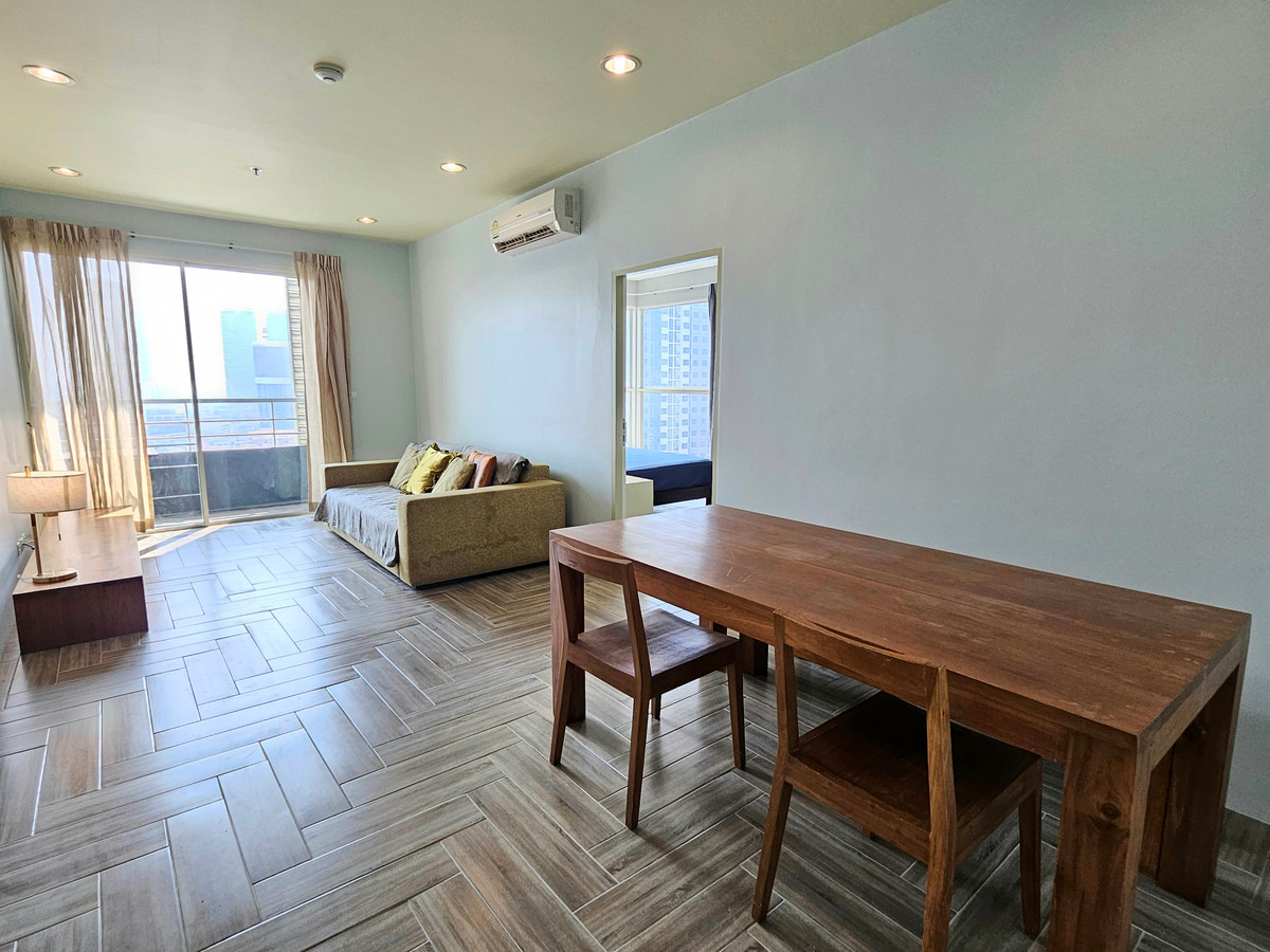For RentCondoWongwianyai, Charoennakor : Lighthouse Condominium for rent on Charoen Nakhon Road. Spacious unit on a high floor with a beautiful city view. 