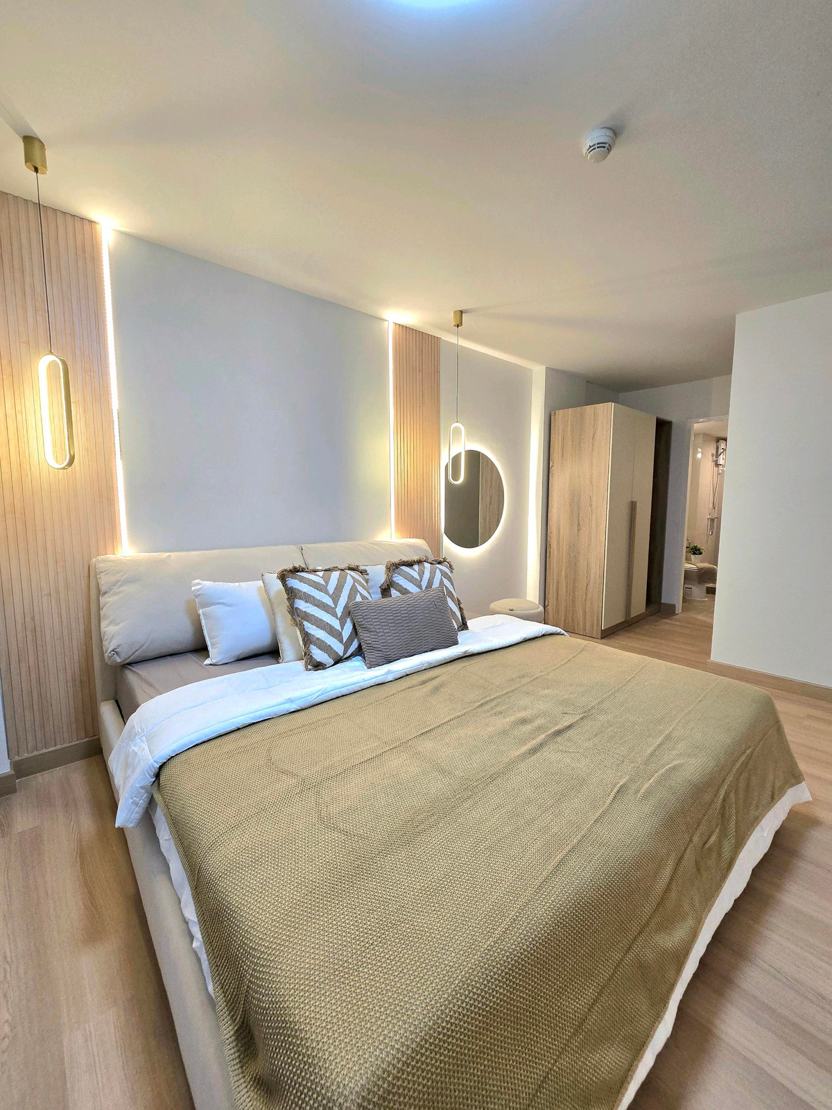 ขายคอนโดลาดพร้าว101 แฮปปี้แลนด์ : ไม่มีรถส่วนตัวก็อยู่สบาย เพราะใกล้รถไฟฟ้าแค่ 190 เมตร ส่วนกลางมีให้ สระว่ายน้ำ ฟิตเนส ฟิลรีสอร์ทเลย #เดอะนิชไอดีลาดพร้าว130 🏡✅️