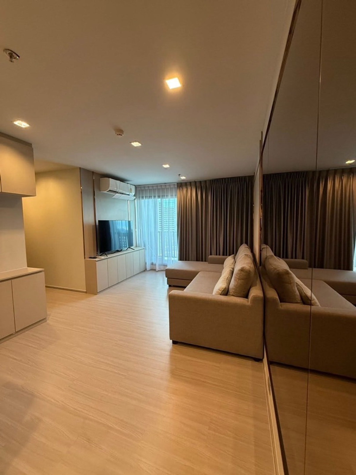 For RentCondoLadprao, Central Ladprao : Condo for rent Life Lat Phrao Room size: 75 sq m Floor: 16 Building/Building: B 2 bedrooms, 2 bathrooms Price: 42,000 baht Nearby places: Next to BTS Ha Yaek Lat Phrao Station.