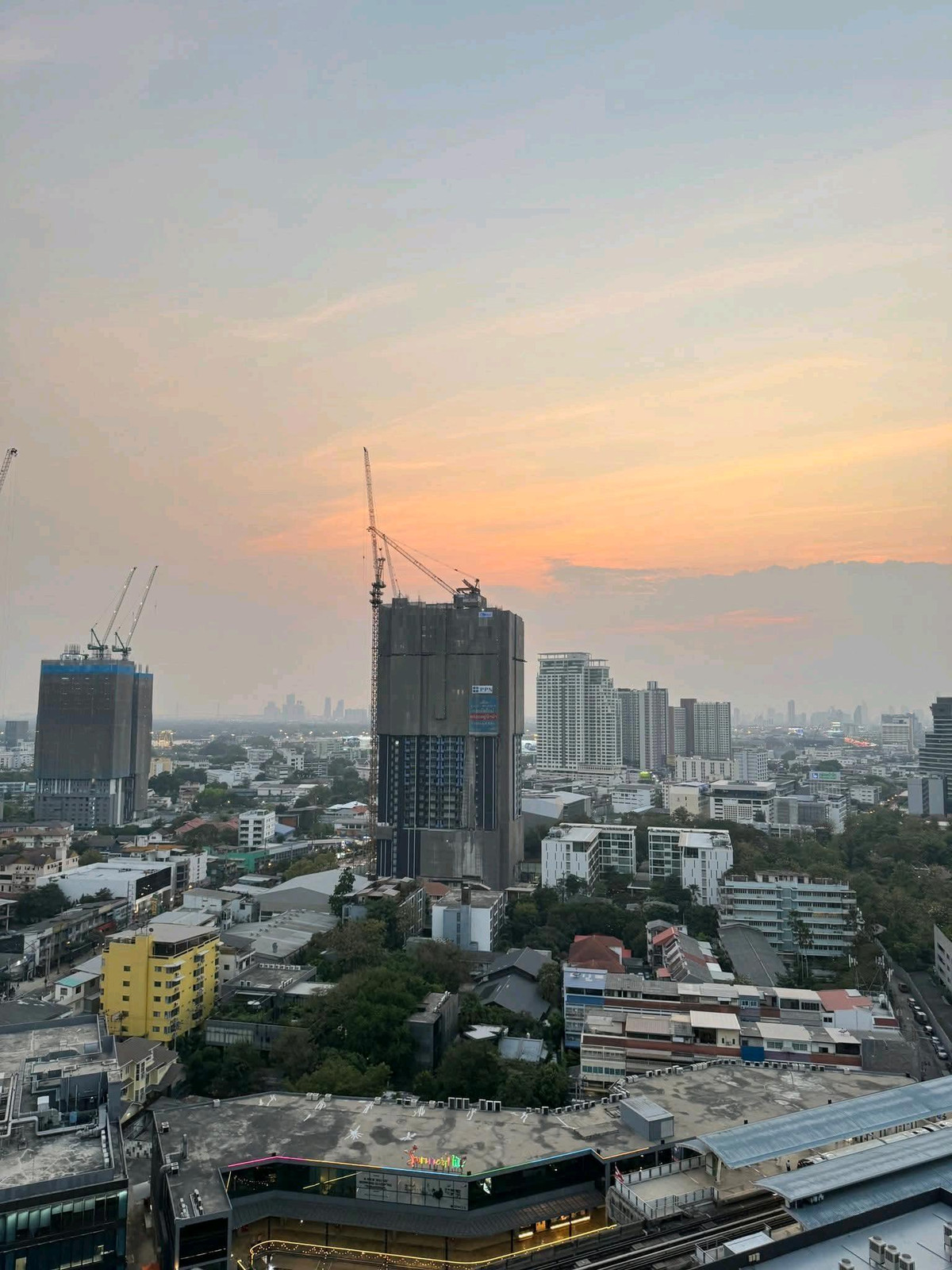 For RentCondoOnnut, Udomsuk : Condo for rent 🌳 The Room Sukhumvit 69  🚆 next to BTS Phra Khanong 🌳 beautiful room, completely new 🌈 beautiful view, no block view.