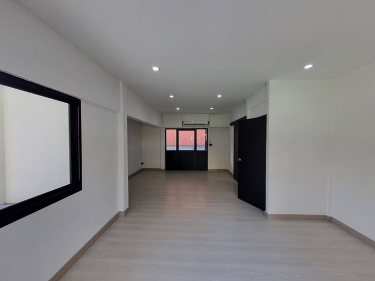 For RentHousePattanakan, Srinakarin : HR3183 2-story detached house for rent in Phatthanakan area, prime location near the expressway, 1 minute, can register a company, can do Airbnb.