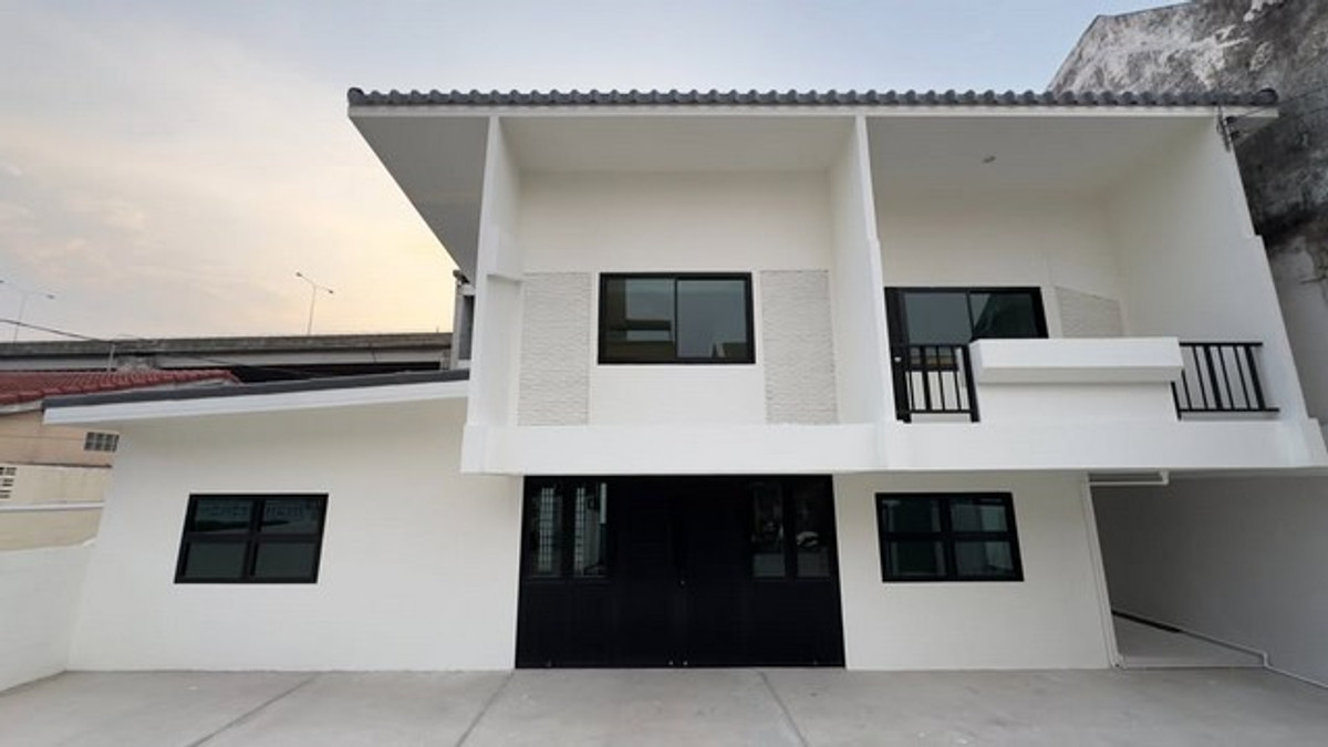 For RentHousePattanakan, Srinakarin : HR3183 2-story detached house for rent in Phatthanakan area, prime location near the expressway, 1 minute, can register a company, can do Airbnb.