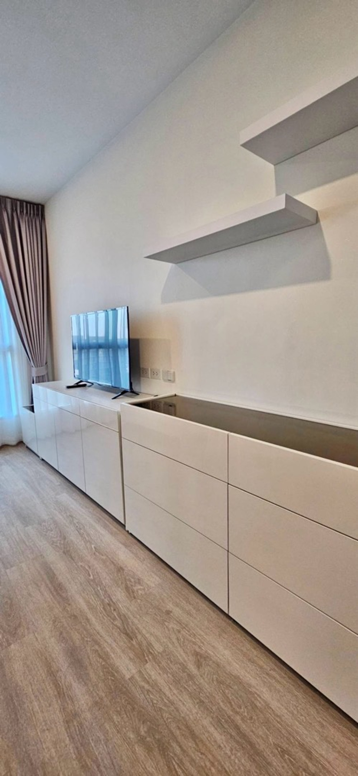 ให้เช่าคอนโดแจ้งวัฒนะ เมืองทอง : 📍 โครงการ : Lumpini Place แจ้งวัฒนะ–ปากเกร็ด สเตชั่น🚝 ใกล้ : MRT ปากเกร็ด (สายสีชมพู)💵 ราคาเช่า : 11,000 บาท / เดือน จาก 13,000