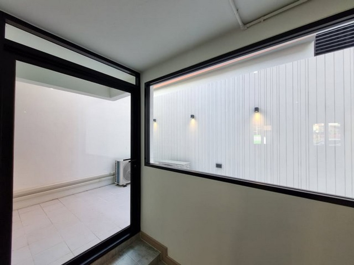 For RentHousePattanakan, Srinakarin : HR3183 2-story detached house for rent in Phatthanakan area, prime location near the expressway, 1 minute, can register a company, can do Airbnb.