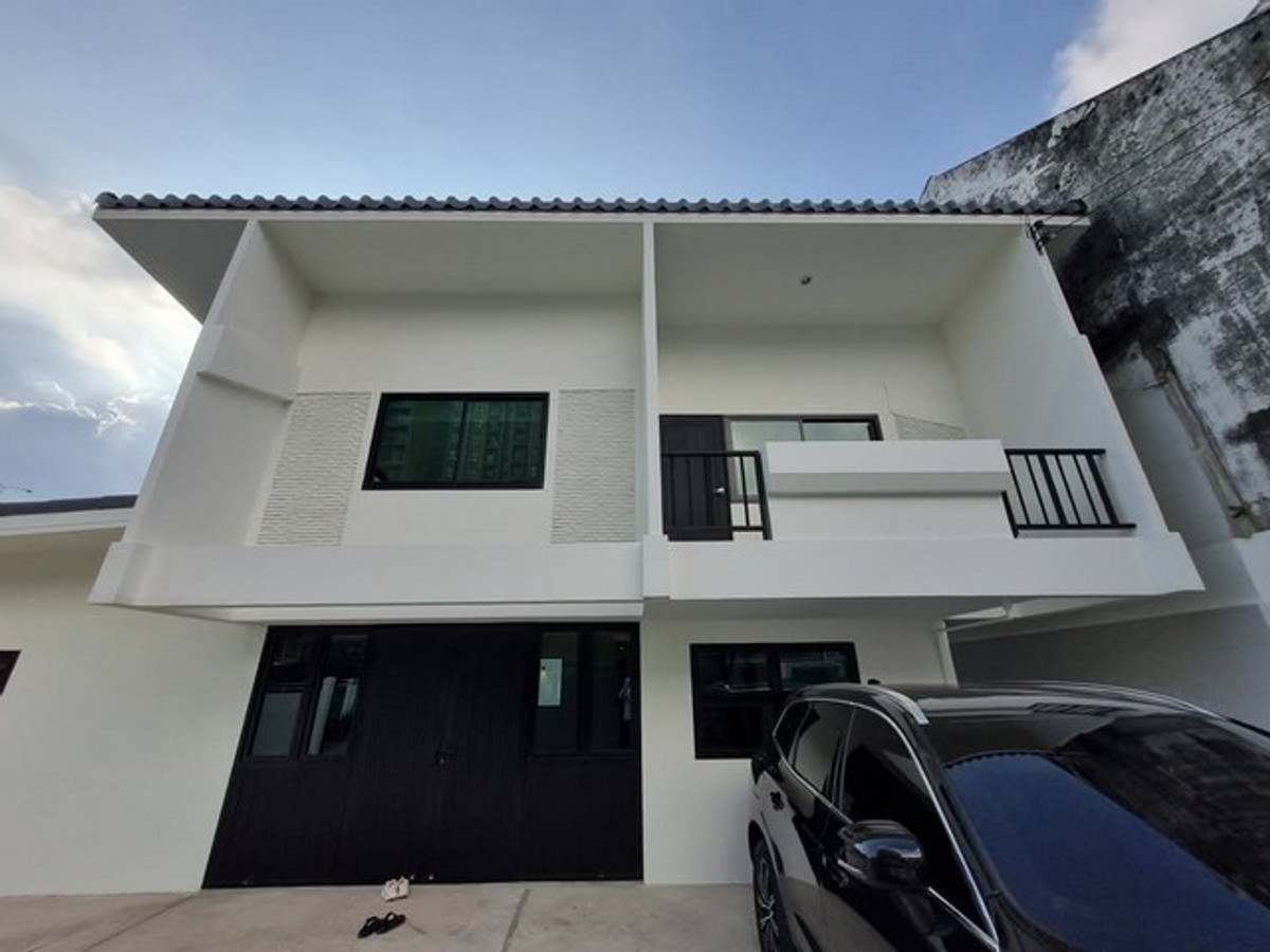 For RentHousePattanakan, Srinakarin : HR3183 2-story detached house for rent in Phatthanakan area, prime location near the expressway, 1 minute, can register a company, can do Airbnb.