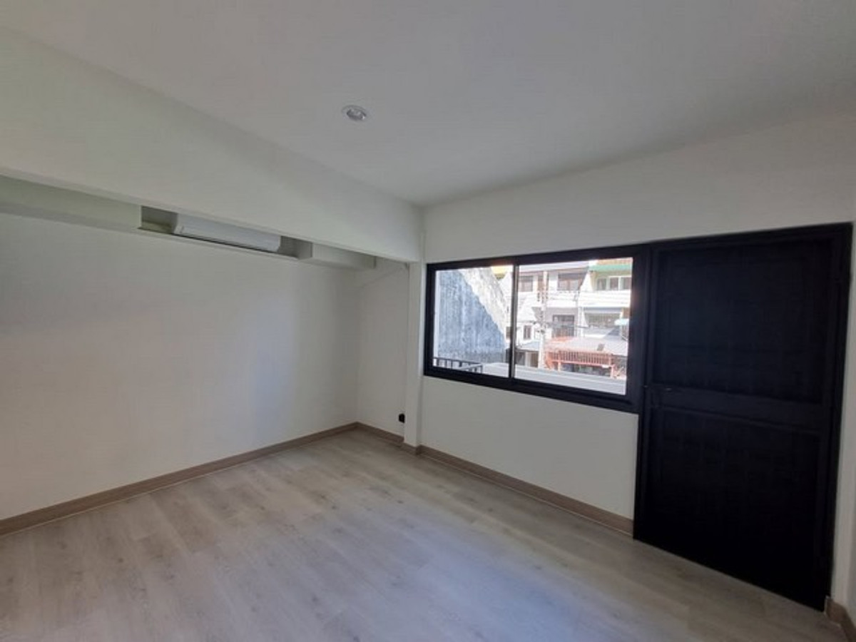 For RentHousePattanakan, Srinakarin : HR3183 2-story detached house for rent in Phatthanakan area, prime location near the expressway, 1 minute, can register a company, can do Airbnb.