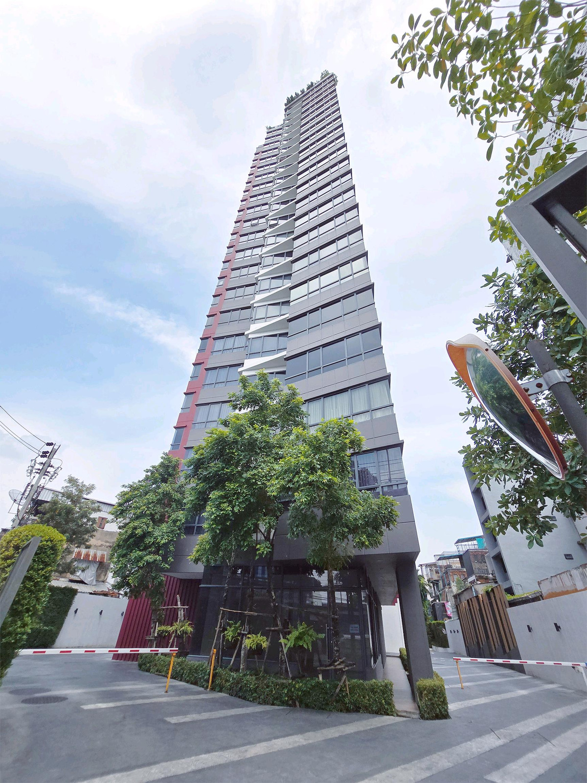 ขายคอนโดปิ่นเกล้า จรัญสนิทวงศ์ : 🏡 เดอะทรี จรัญสนิทวงศ์ 30 ใช้ชีวิตได้เต็มที่ กับพื้นที่ส่วนกลางครบครัน เดินทางง่าย ติดถนนใหญ่ ใกล้ MRT แยกไฟฉาย เพียง 600 เมตร 🔥🔥