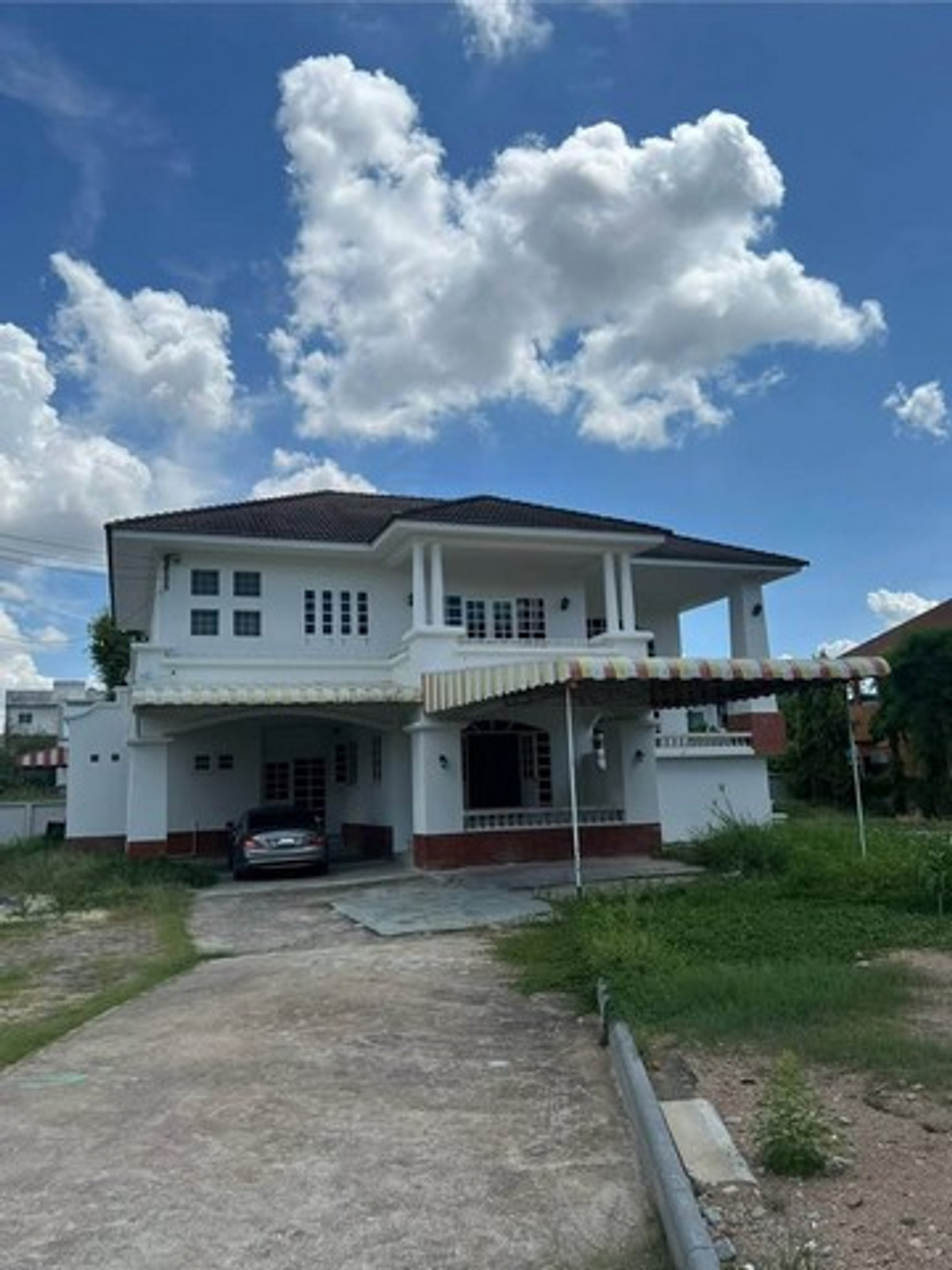 For RentHouseNonthaburi, Bang Yai, Bangbuathong : HR3178 Single house for rent with large plot of land, 463 sq m, Sanambinnam location (Soi Nonthaburi 52), spacious area, parking for more than 15 cars, suitable for an office. or reside