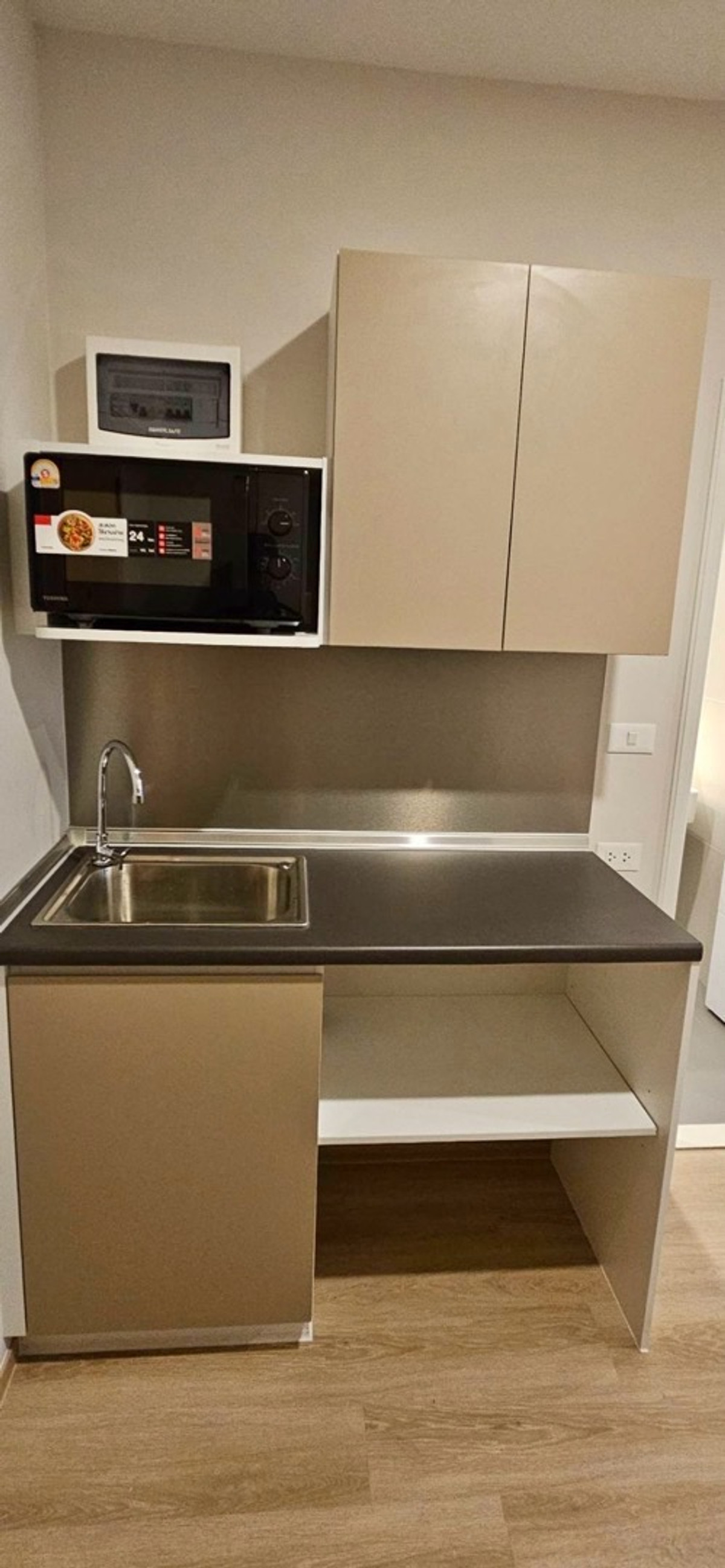 ให้เช่าคอนโดแจ้งวัฒนะ เมืองทอง : 📍 โครงการ : Lumpini Place แจ้งวัฒนะ–ปากเกร็ด สเตชั่น🚝 ใกล้ : MRT ปากเกร็ด (สายสีชมพู) ประมาณ 150 เมตร💵 ราคาเช่า : 9,000 บาท / เดือน