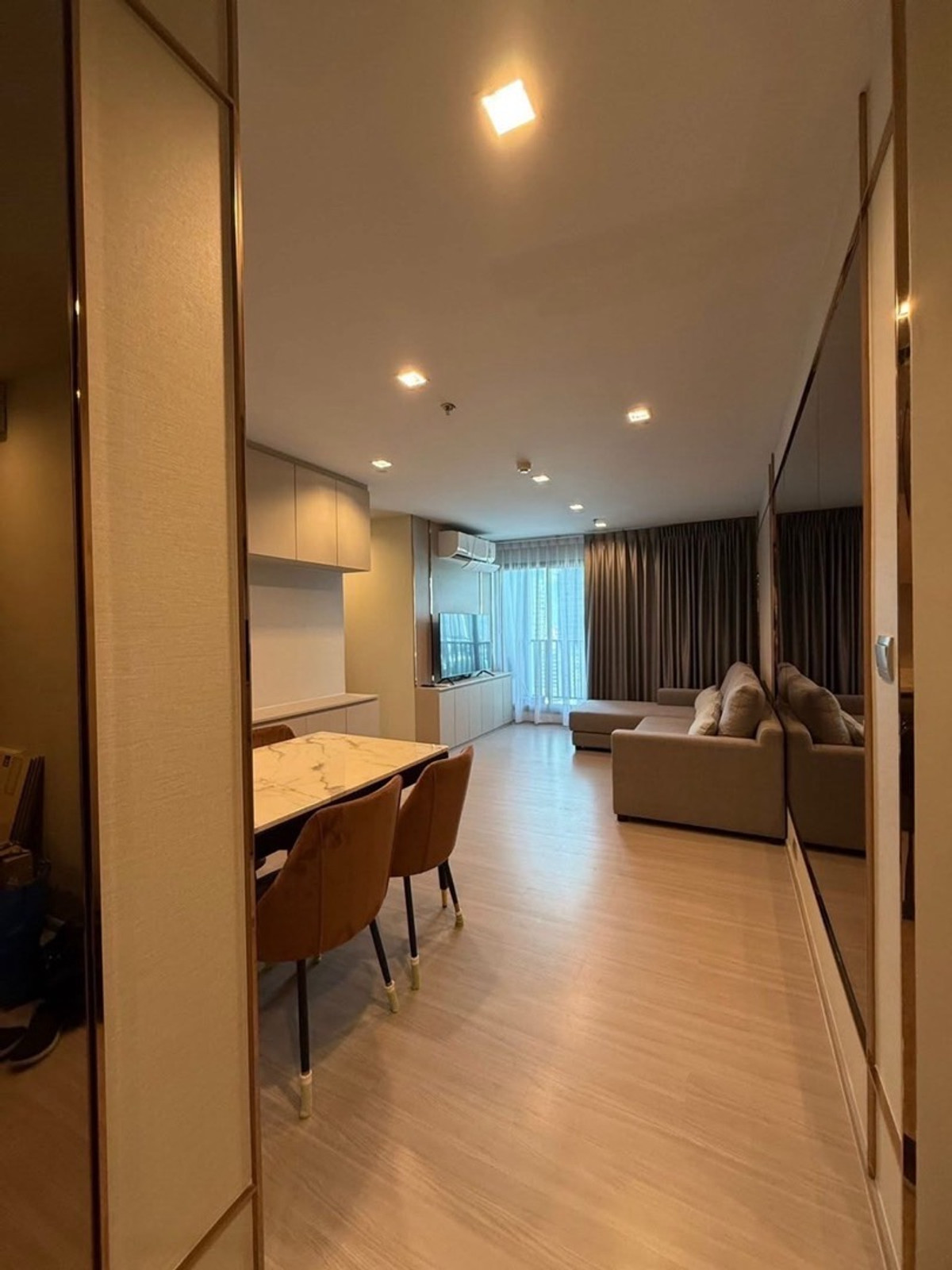 ให้เช่าคอนโดลาดพร้าว เซ็นทรัลลาดพร้าว : ให้เช่า คอนโด Life ลาดพร้าว ขนาดห้อง : 75 ตร.ม ชั้น : 16 ตึก/อาคาร : B 2ห้องนอน 2 ห้องนำ้ ราคา : 42,000 บาท สถานที่ใกล้เคียง : ติด bts สถานีห้าแยกลาดพร้าว
