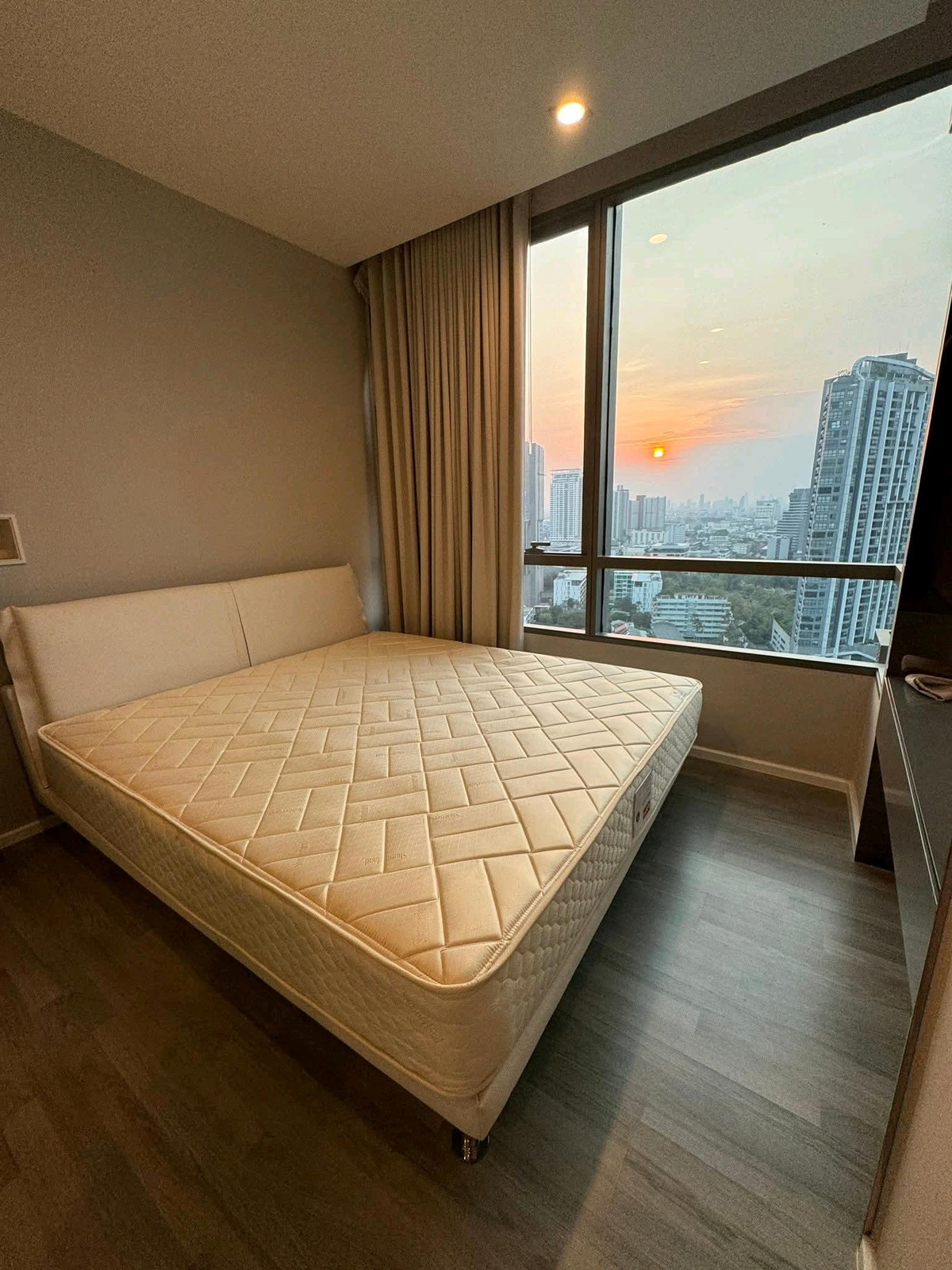 For RentCondoOnnut, Udomsuk : Condo for rent 🌳 The Room Sukhumvit 69 
 🚆 next to BTS Phra Khanong 🌳 beautiful room, completely new 🌈 beautiful view, no block view.