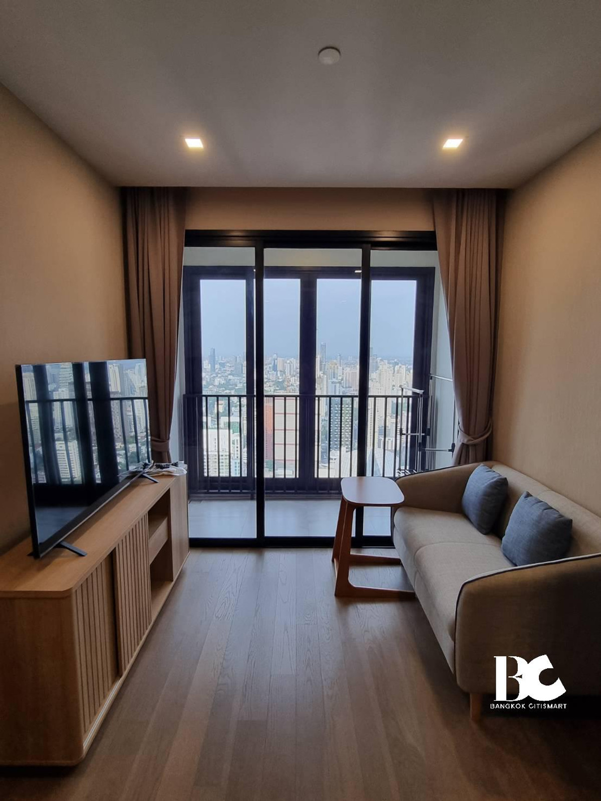 ให้เช่าคอนโดสุขุมวิท อโศก ทองหล่อ : ให้เช่า | Ashton Asoke ขนาด 46 ตร.ม. | 2 ห้องนอน 1 ห้องน้ำ | ชั้น 43 💰 ค่าเช่า: 48,000 บาท/เดือน 📌 รหัสยูนิต: C0812250009