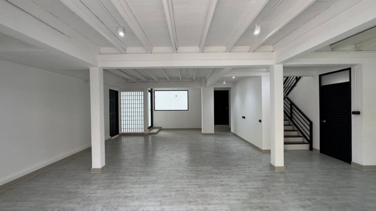 For RentHousePattanakan, Srinakarin : HR3183 2-story detached house for rent in Phatthanakan area, prime location near the expressway, 1 minute, can register a company, can do Airbnb.