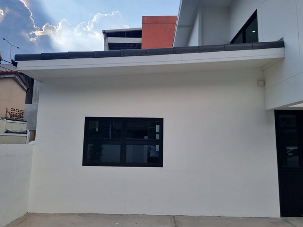 For RentHousePattanakan, Srinakarin : HR3183 2-story detached house for rent in Phatthanakan area, prime location near the expressway, 1 minute, can register a company, can do Airbnb.