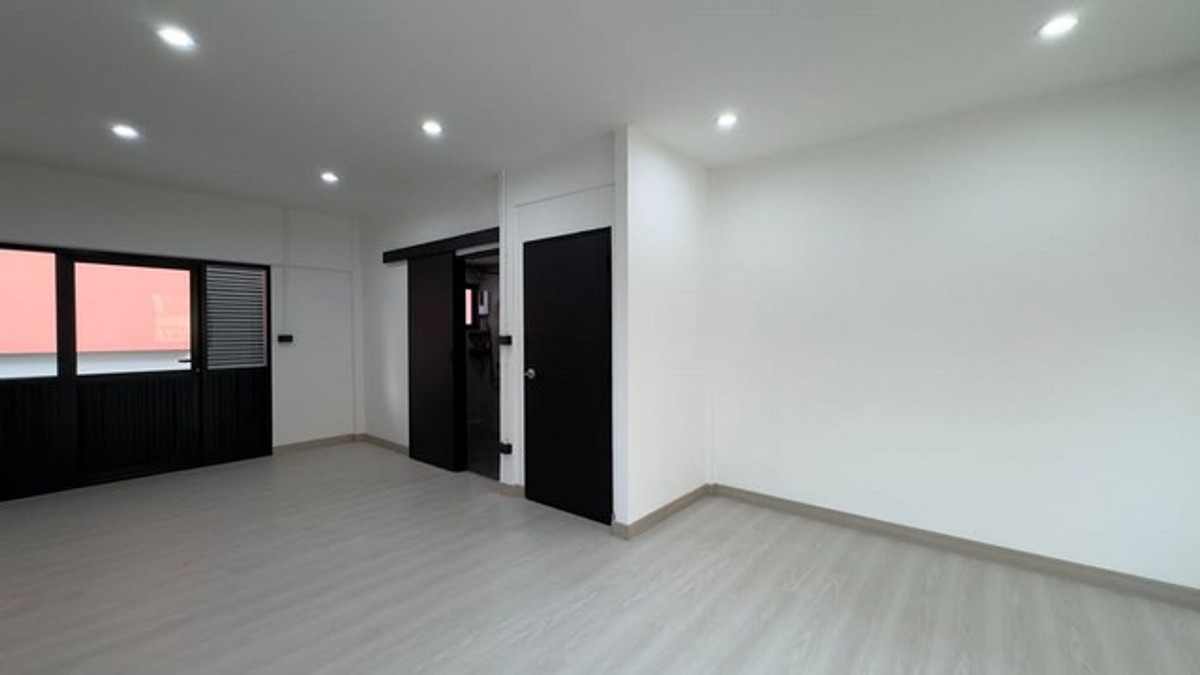 For RentHousePattanakan, Srinakarin : HR3183 2-story detached house for rent in Phatthanakan area, prime location near the expressway, 1 minute, can register a company, can do Airbnb.