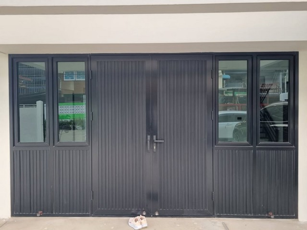 For RentHousePattanakan, Srinakarin : HR3183 2-story detached house for rent in Phatthanakan area, prime location near the expressway, 1 minute, can register a company, can do Airbnb.