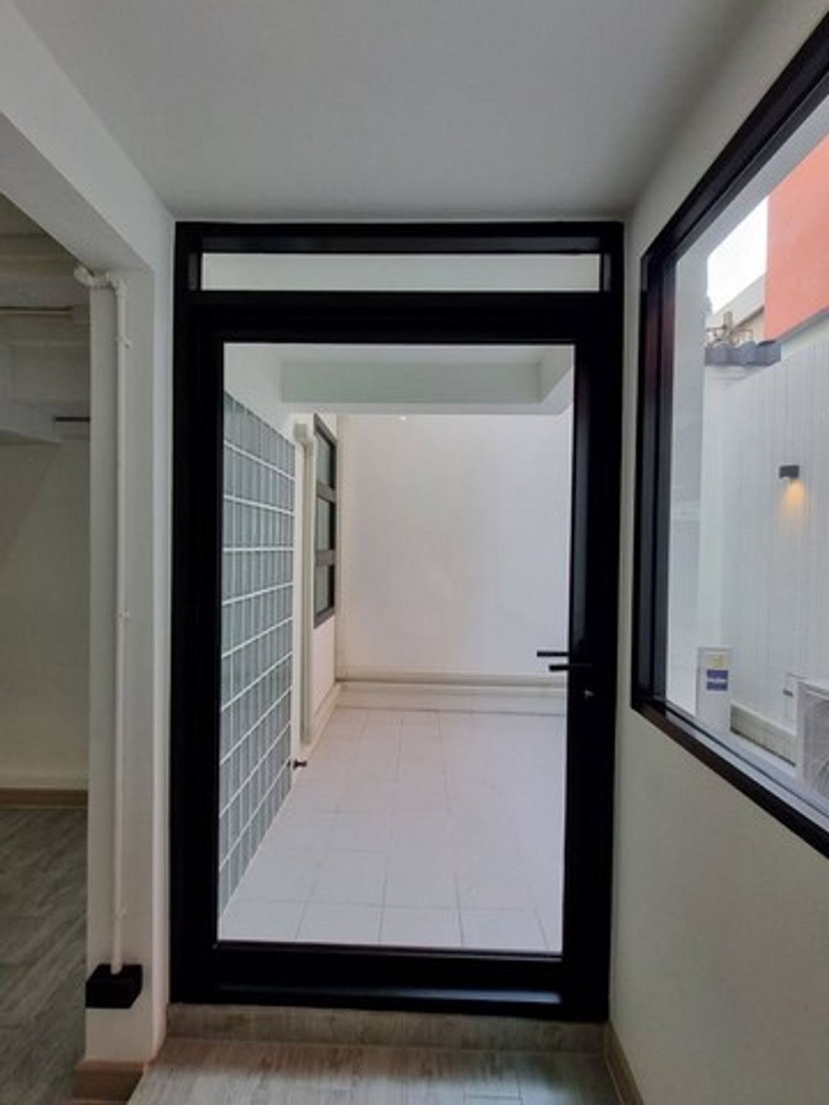 For RentHousePattanakan, Srinakarin : HR3183 2-story detached house for rent in Phatthanakan area, prime location near the expressway, 1 minute, can register a company, can do Airbnb.