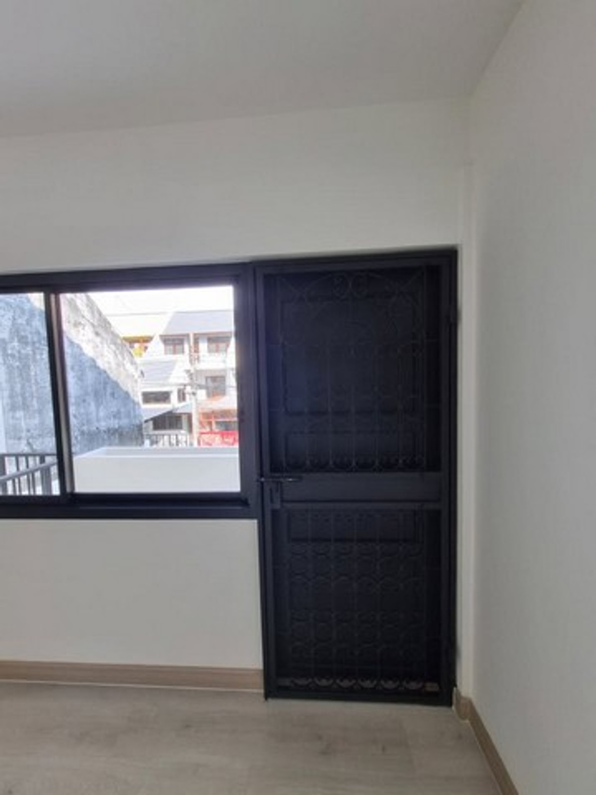 For RentHousePattanakan, Srinakarin : HR3183 2-story detached house for rent in Phatthanakan area, prime location near the expressway, 1 minute, can register a company, can do Airbnb.