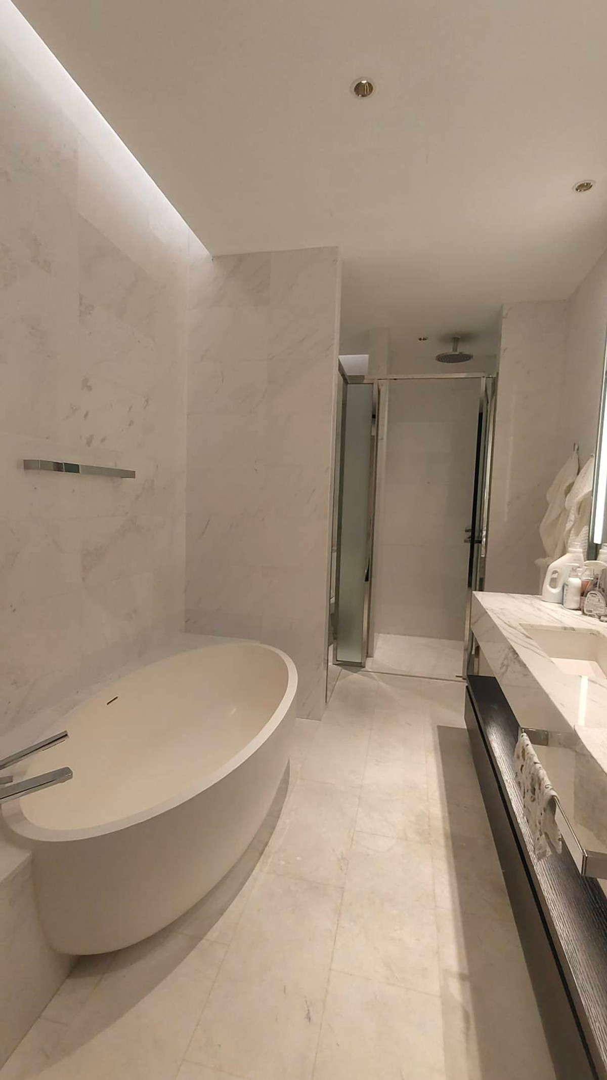 ให้เช่าคอนโดสาทร นราธิวาส : FOUR SEASONS PRIVATE RESIDENCES 4 ห้องนอน 4 ห้องน้ำ มีอ่างอาบน้ำ , วิวแม่น้ำ คอนโดริมแม่น้ำเจ้าพระยา  