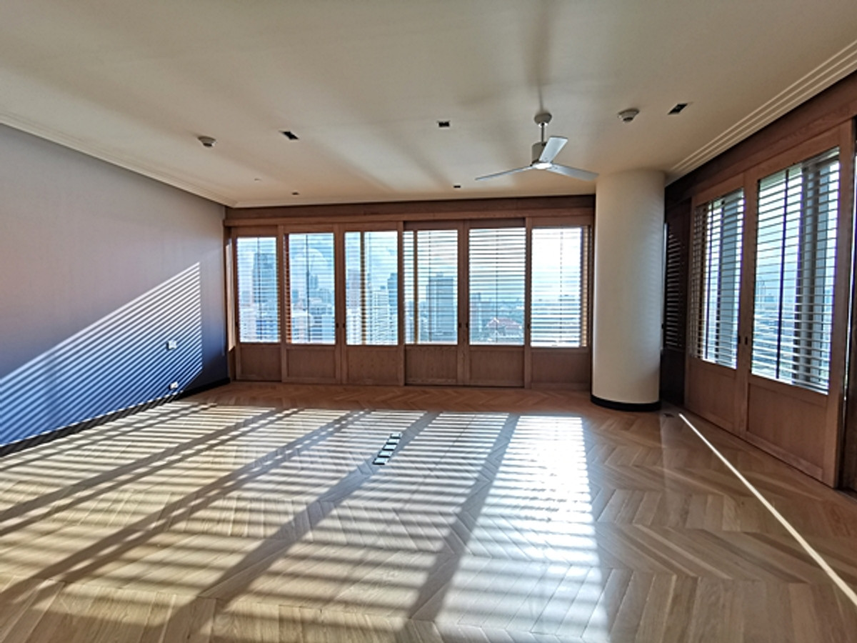 ขายคอนโดวิทยุ ชิดลม หลังสวน : 2 ห้องนอน ห้องสวยวิวสูง ที่ 185 Ratchadamri , Contact 062-496-6454