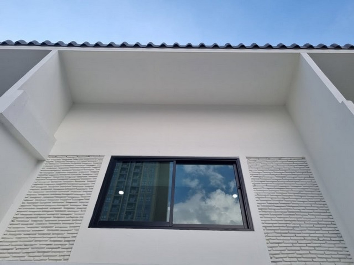 For RentHousePattanakan, Srinakarin : HR3183 2-story detached house for rent in Phatthanakan area, prime location near the expressway, 1 minute, can register a company, can do Airbnb.