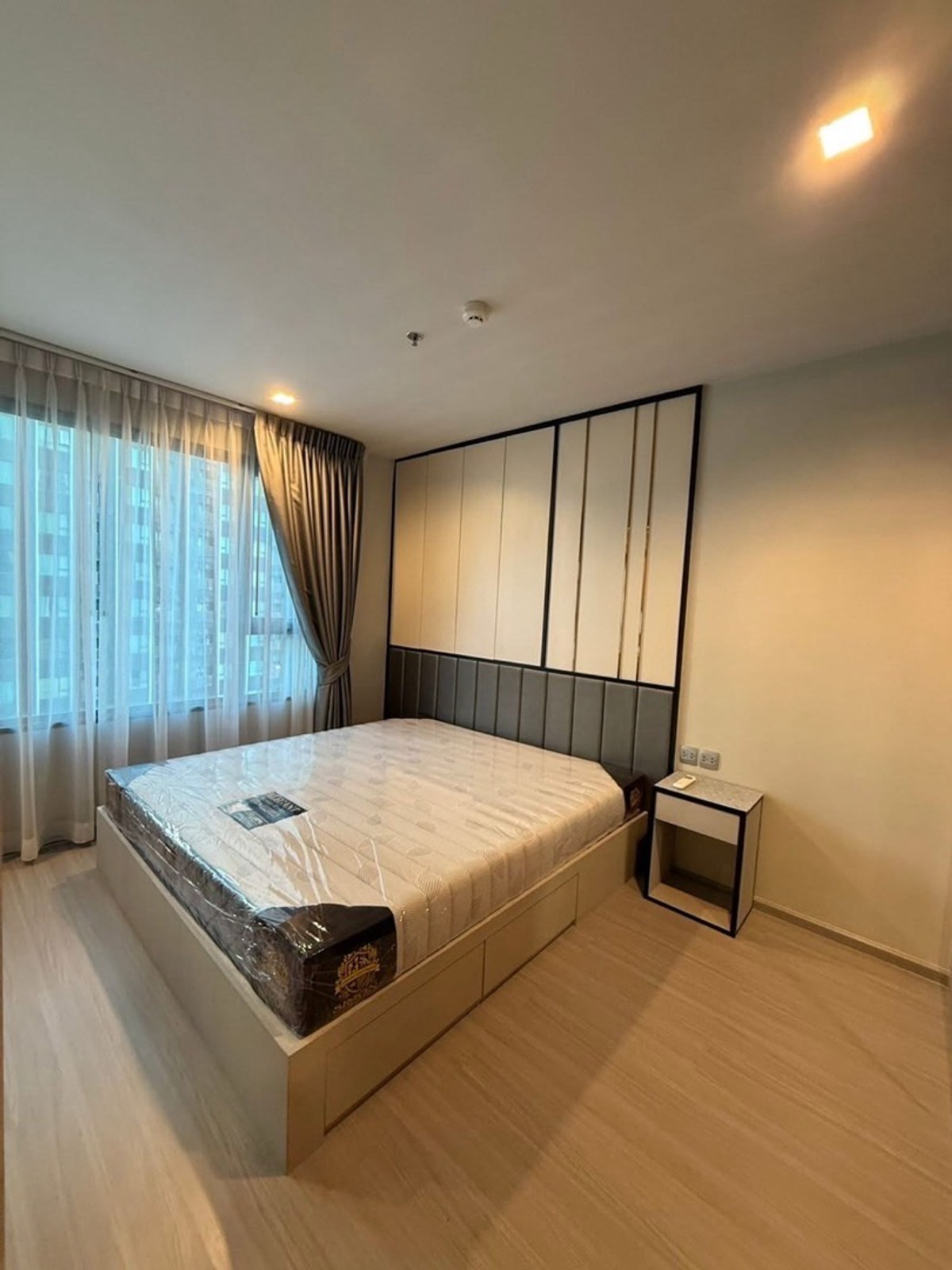 ให้เช่าคอนโดลาดพร้าว เซ็นทรัลลาดพร้าว : ให้เช่า คอนโด Life ลาดพร้าว ขนาดห้อง : 75 ตร.ม ชั้น : 16 ตึก/อาคาร : B 2ห้องนอน 2 ห้องนำ้ ราคา : 42,000 บาท สถานที่ใกล้เคียง : ติด bts สถานีห้าแยกลาดพร้าว
