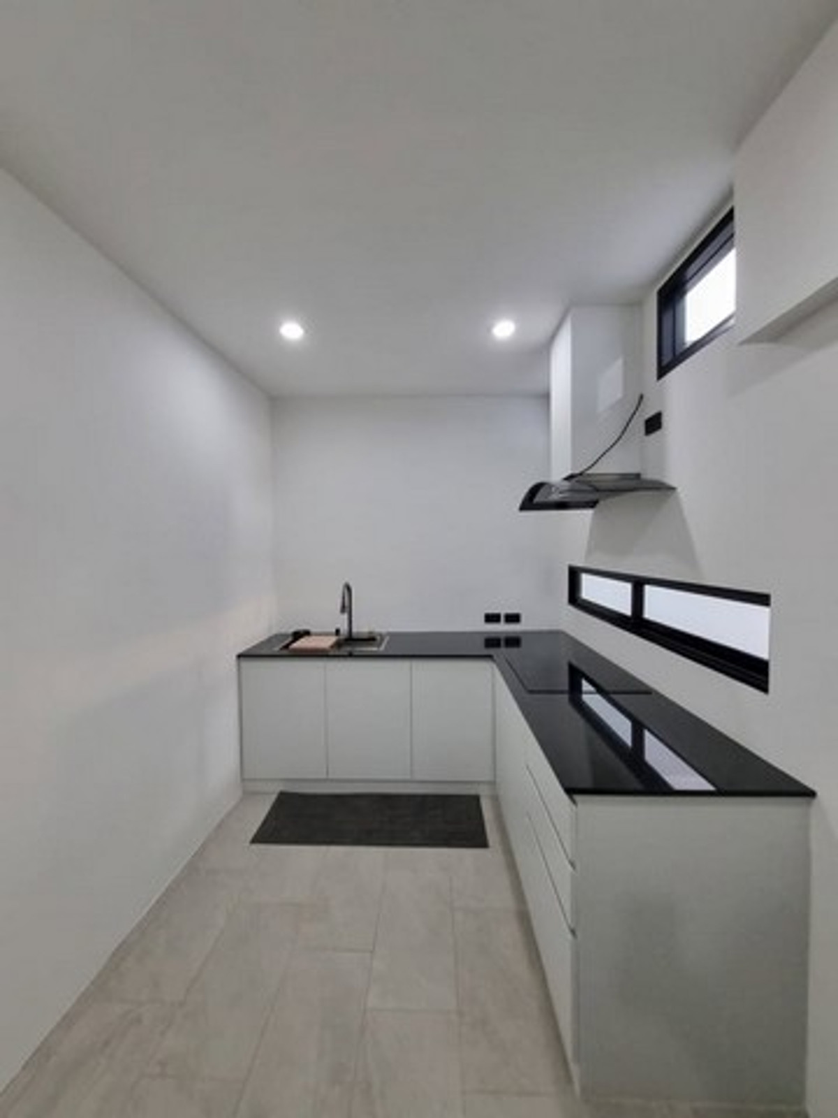 For RentHousePattanakan, Srinakarin : HR3183 2-story detached house for rent in Phatthanakan area, prime location near the expressway, 1 minute, can register a company, can do Airbnb.