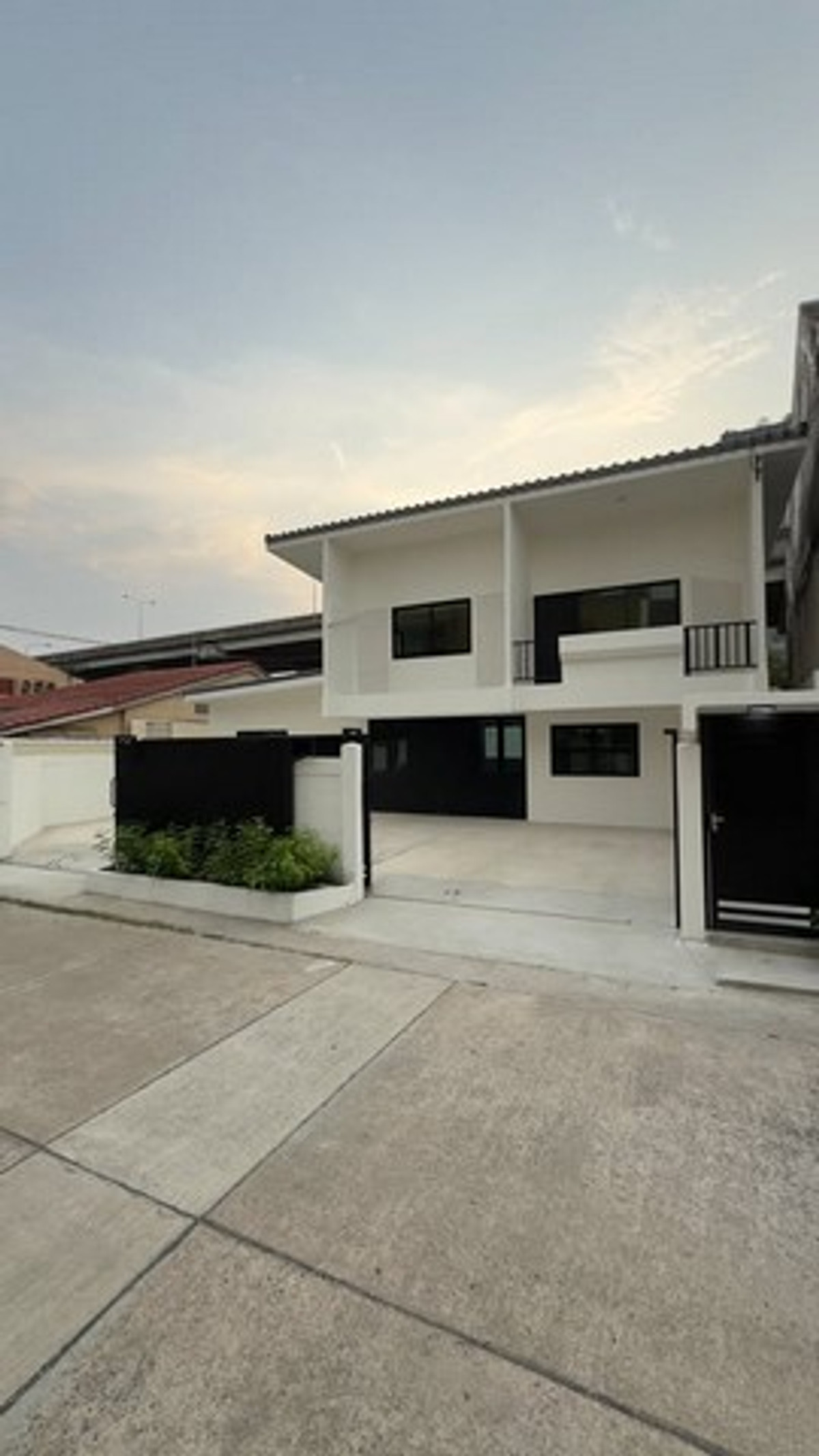 For RentHousePattanakan, Srinakarin : HR3183 2-story detached house for rent in Phatthanakan area, prime location near the expressway, 1 minute, can register a company, can do Airbnb.