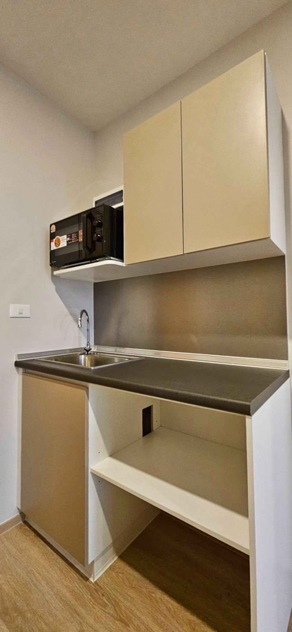 ให้เช่าคอนโดแจ้งวัฒนะ เมืองทอง : 📍 โครงการ : Lumpini Place แจ้งวัฒนะ–ปากเกร็ด สเตชั่น🚝 ใกล้ : MRT ปากเกร็ด (สายสีชมพู) ประมาณ 150 เมตร💵 ราคาเช่า : 9,000 บาท / เดือน