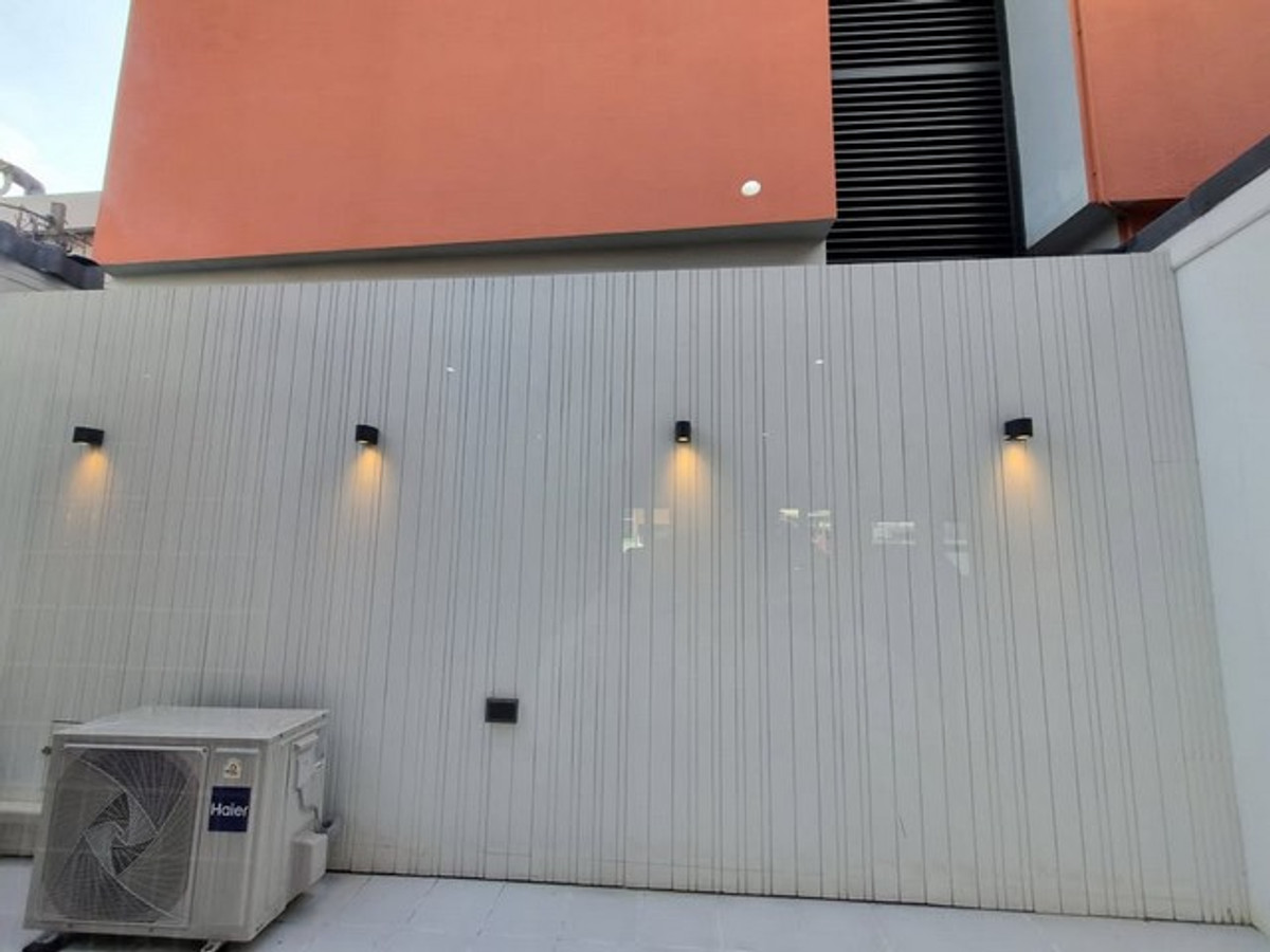 For RentHousePattanakan, Srinakarin : HR3183 2-story detached house for rent in Phatthanakan area, prime location near the expressway, 1 minute, can register a company, can do Airbnb.