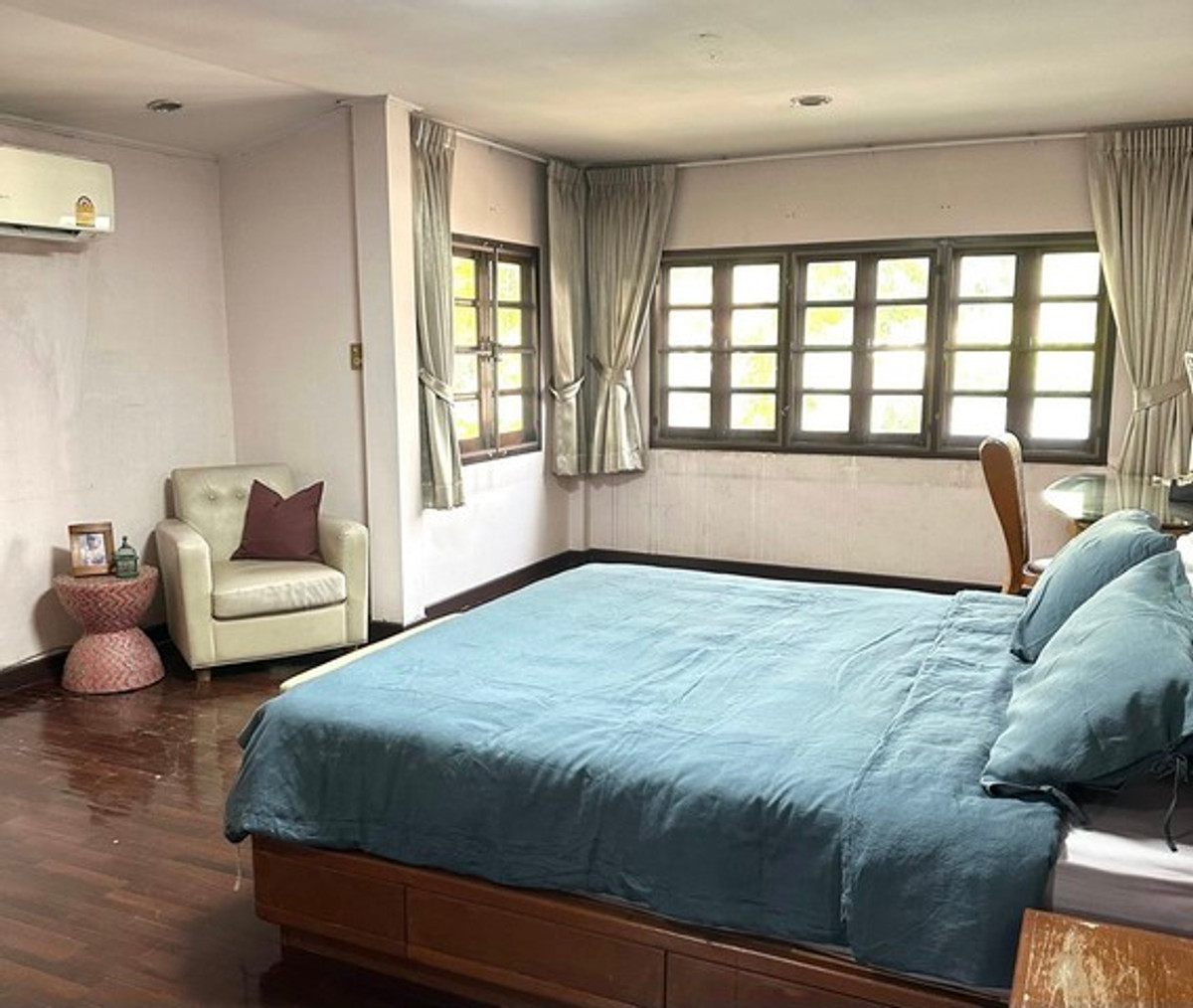 ให้เช่าบ้านมีนบุรี-ร่มเกล้า : HR3179ให้เช่าบ้านเดี่ยวสไตล์ Tropical — สัมมากร รามคำแหง 112บรรยากาศสงบ โปร่งโล่ง รายล้อมด้วยพื้นที่สีเขียว เหมาะสำหรับครอบครัวและการพักผ่อนระยะยาว