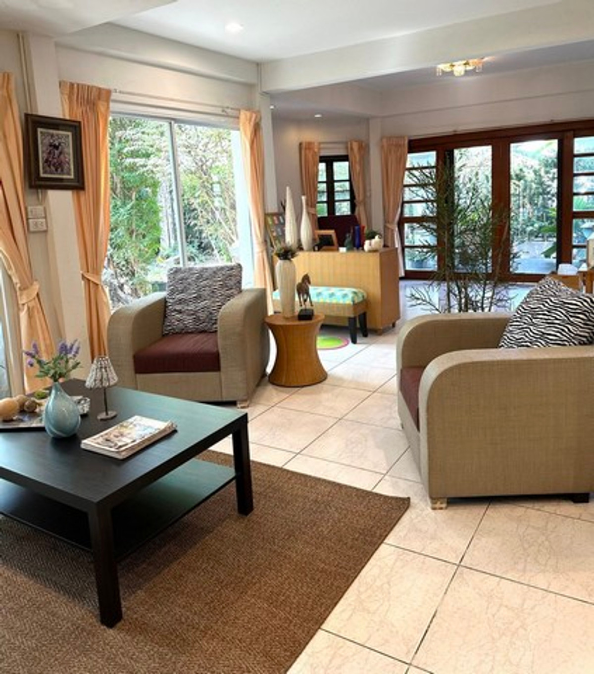 ให้เช่าบ้านมีนบุรี-ร่มเกล้า : HR3179ให้เช่าบ้านเดี่ยวสไตล์ Tropical — สัมมากร รามคำแหง 112บรรยากาศสงบ โปร่งโล่ง รายล้อมด้วยพื้นที่สีเขียว เหมาะสำหรับครอบครัวและการพักผ่อนระยะยาว