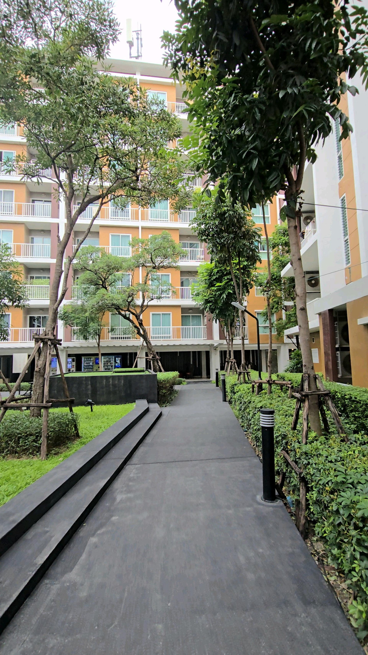 ขายคอนโดเลียบทางด่วนรามอินทรา : (( ขายด่วน )) วีอนโด เอกมัย-รามอินทรา ติดตลาดเลียบด่วนรามอินทรา และ MRT วัชระพล 700 เมตร