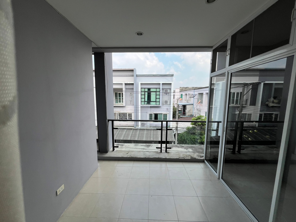 For SaleTownhomePattanakan, Srinakarin : HOT DEAL Townhome for sale with tenants | The Exclusive Pattanakarn 44 | Invest and receive immediate income 🏷️ Peeraphong FIFA | 087-808-3690