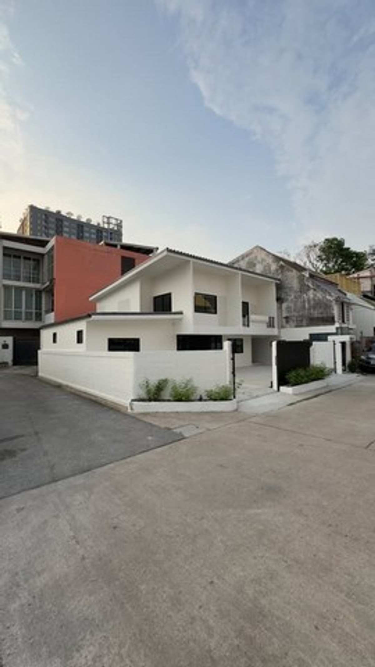 For RentHousePattanakan, Srinakarin : HR3183 2-story detached house for rent in Phatthanakan area, prime location near the expressway, 1 minute, can register a company, can do Airbnb.