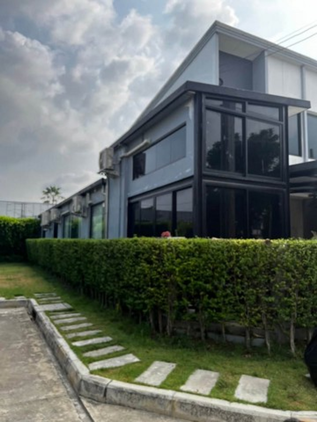 ให้เช่าทาวน์โฮมพัฒนาการ ศรีนครินทร์ : HR3182ให้เช่าบ้านพื้นที่เท่าบ้านเดี่ยว PLENO พระราม 9 - กรุงเทพกรีฑา 1 วิวสระว่ายน้ำ  หน้าสวนส่วนตัว หิ้วกระเป๋าเข้าอยู่ได้เลย