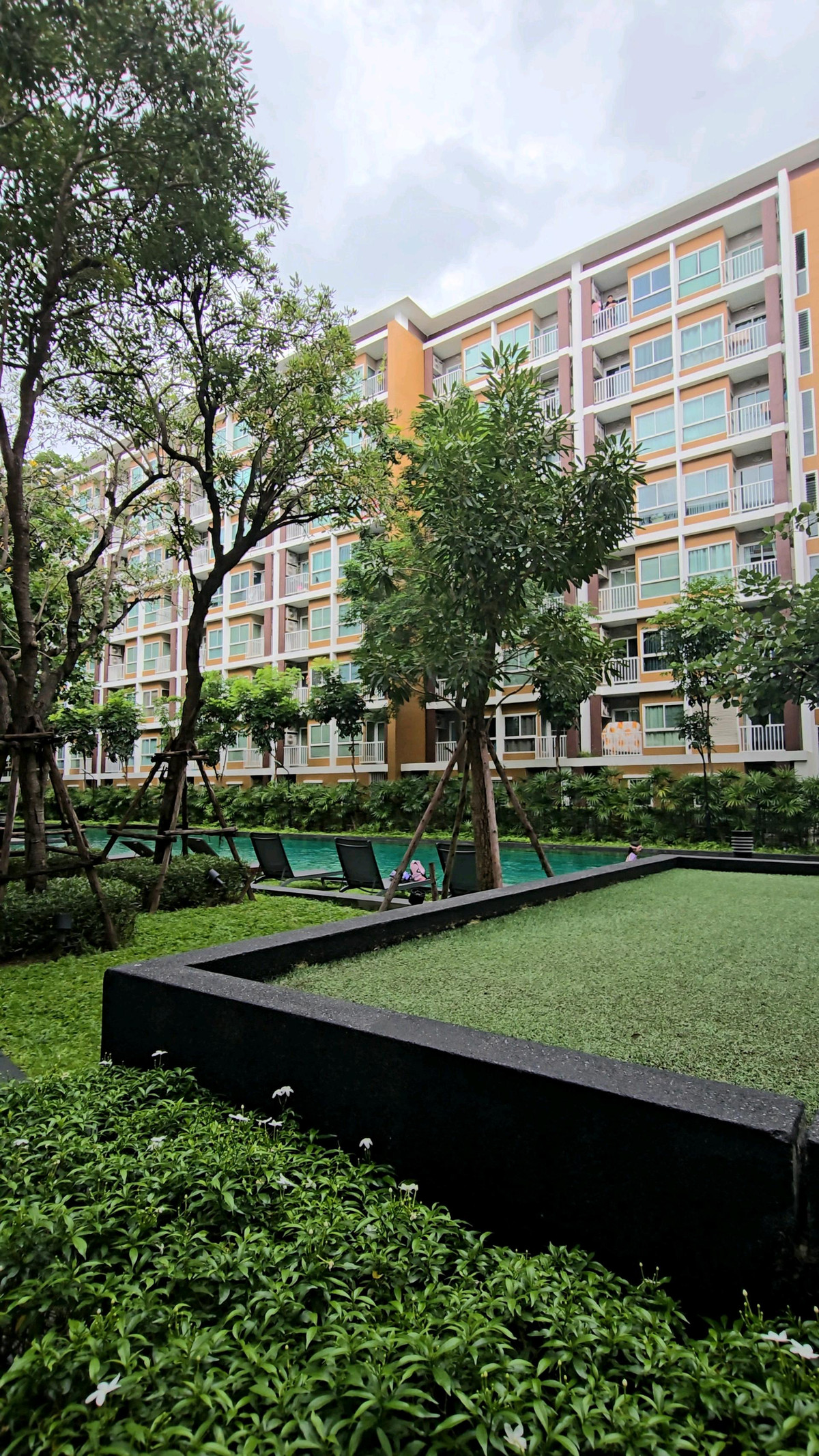 ขายคอนโดเลียบทางด่วนรามอินทรา : ส่วนกลางฟีลดีเต็ม 10 🔥 ขาช็อปต้องมาเช็คอิน !! วีคอนโด เอกมัยรามอินทราห้องพร้อมอยู่  ใกล้ตลาด เลียบด่วนรามอินทรา แค่กำแพงกั้น !! 