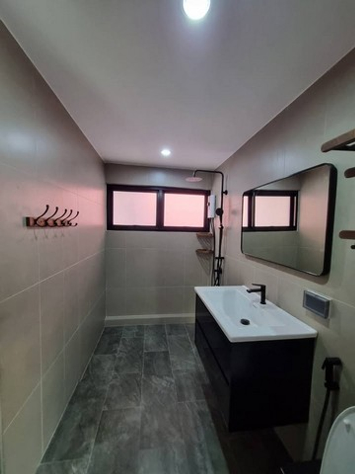 For RentHousePattanakan, Srinakarin : HR3183 2-story detached house for rent in Phatthanakan area, prime location near the expressway, 1 minute, can register a company, can do Airbnb.