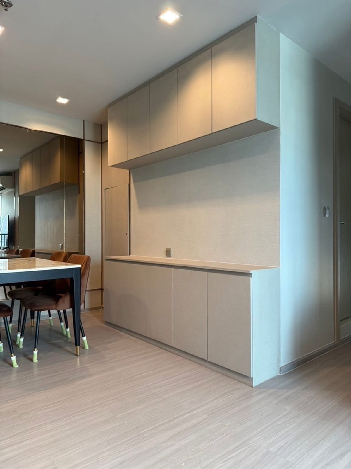 ให้เช่าคอนโดลาดพร้าว เซ็นทรัลลาดพร้าว : ให้เช่า คอนโด Life ลาดพร้าว ขนาดห้อง : 75 ตร.ม ชั้น : 16 ตึก/อาคาร : B 2ห้องนอน 2 ห้องนำ้ ราคา : 42,000 บาท สถานที่ใกล้เคียง : ติด bts สถานีห้าแยกลาดพร้าว
